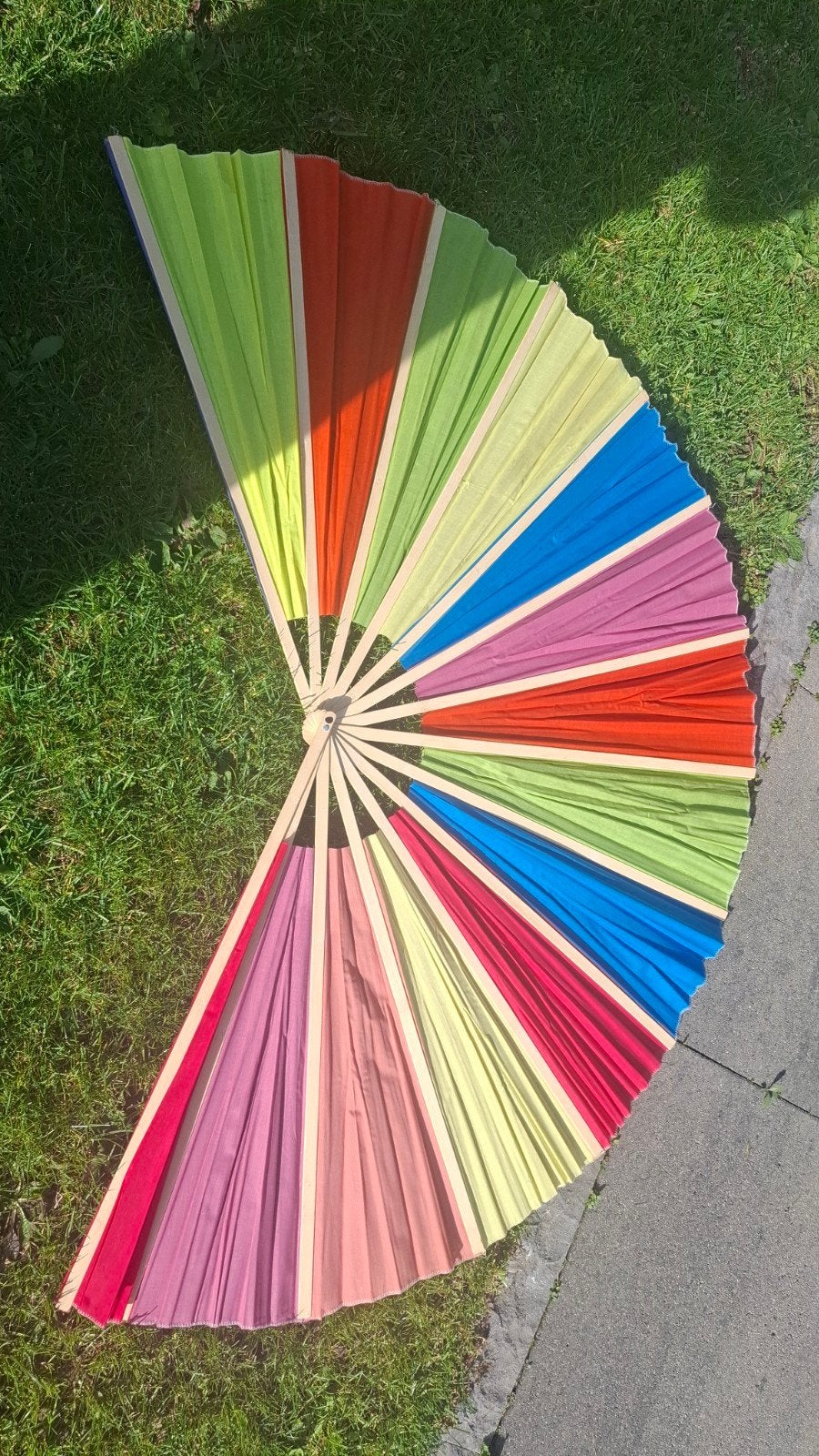 15 Grote Kleurrijke Waaiers voor Carnaval/Feestjes/Decoratie, Ophalen of Verzenden, Zo goed als nieuw, Feestartikel, Carnaval