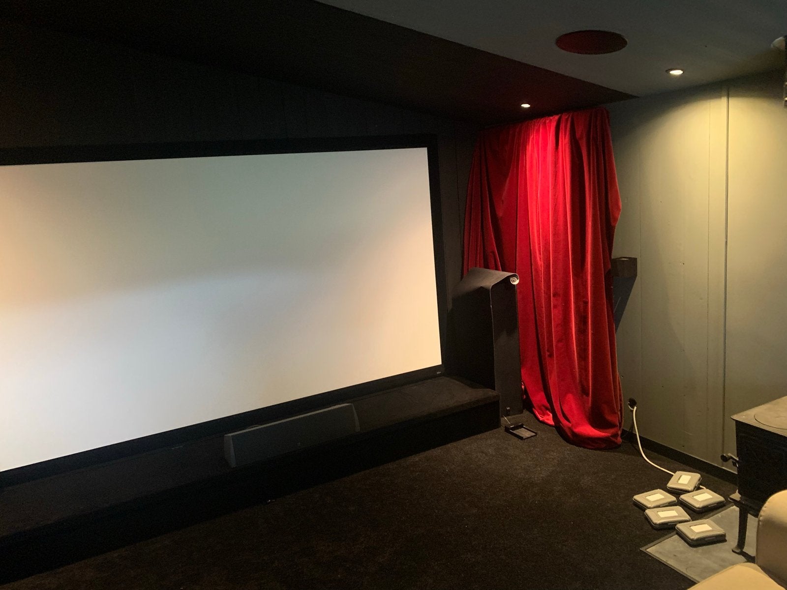 Adeo screen RF projectie scherm 270 netto met meubel, Audio, Tv en Foto, Projectieschermen, Ophalen, Zo goed als nieuw