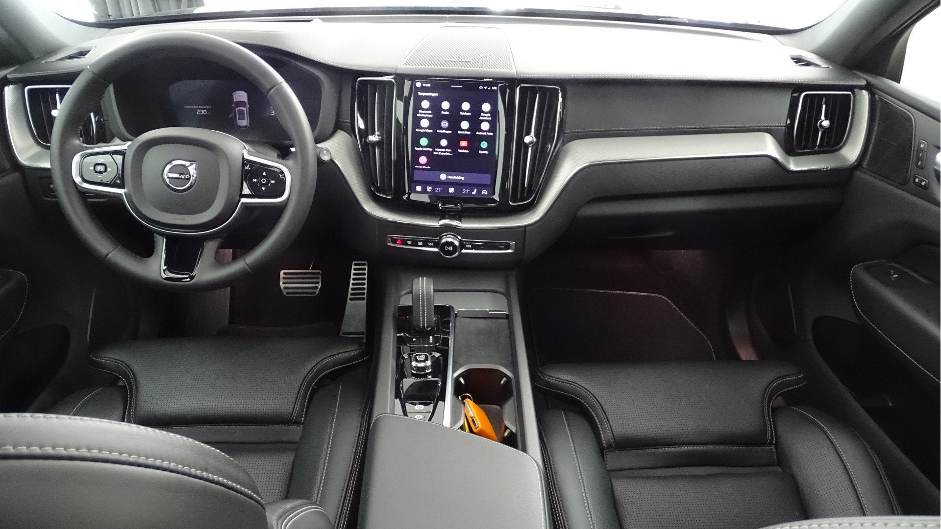 Volvo XC60 2.0 Recharge T6 AWD R-Design long range accu, sto, Automaat, Zwart, 1969 cc, Zwart