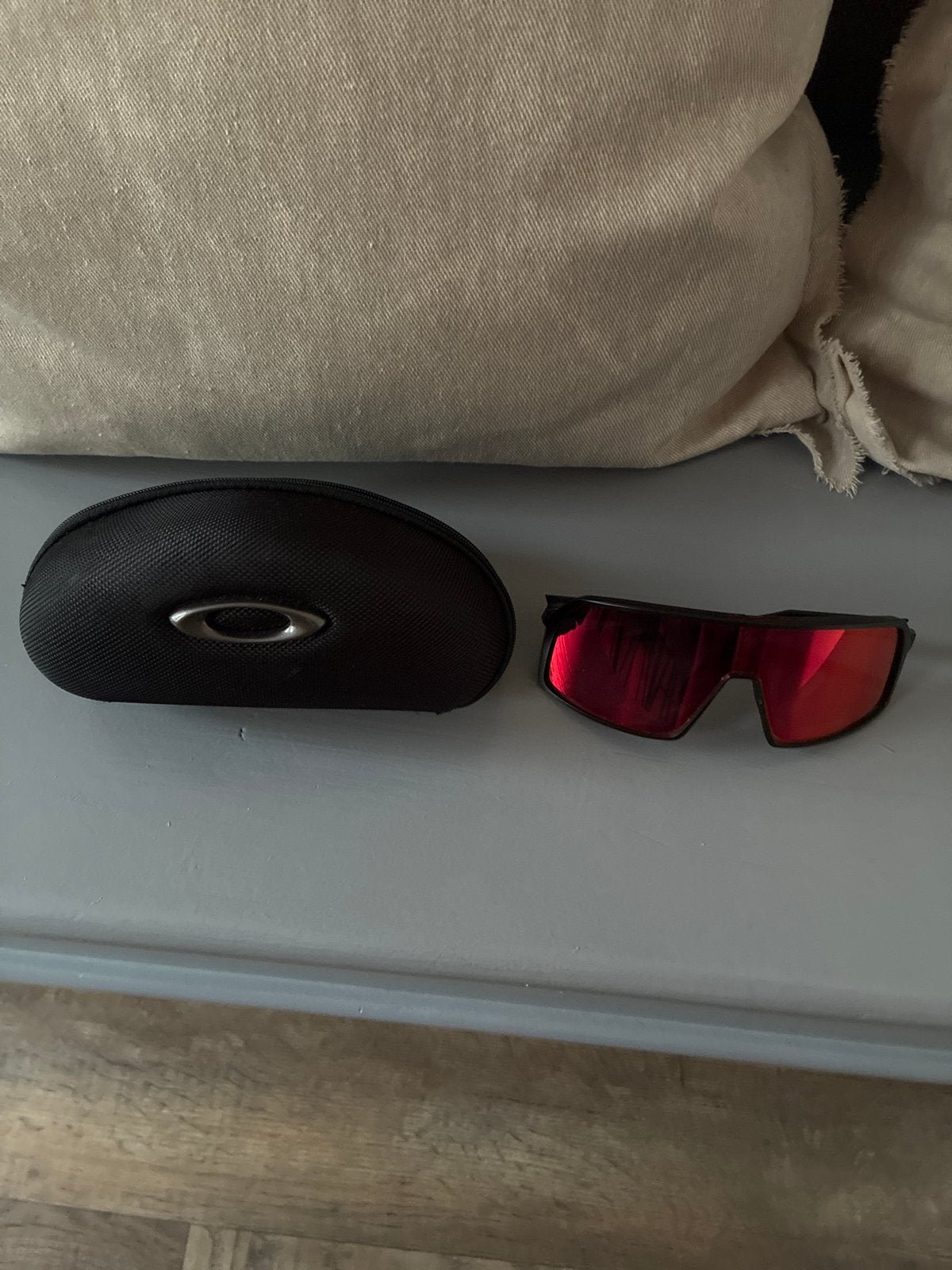 Oakley Zonnebril met Rood Gespiegelde Glazen, Zonnebril, Zwart, Ophalen of Verzenden, Zo goed als nieuw