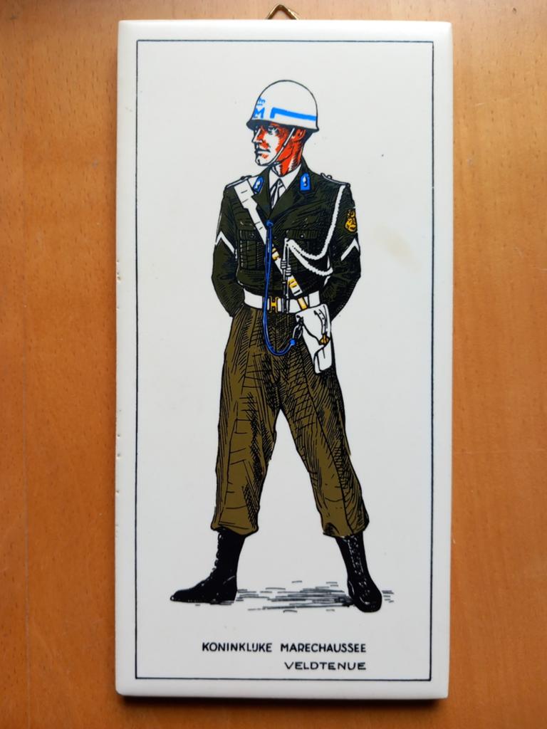 Siertegel wandbord Koninklijke Marechaussee 150 jaar kmar, Verzamelen, Ophalen of Verzenden, Landmacht, Nederland
