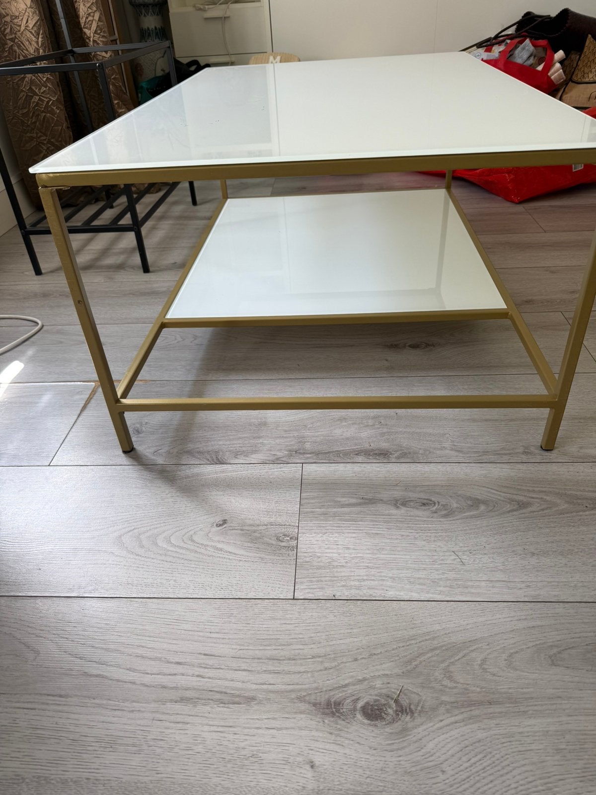 Salontafel goudkleurig metwitte hoogglans glasplaten, Ophalen, 100 tot 150 cm, Zo goed als nieuw, 25 tot 50 cm