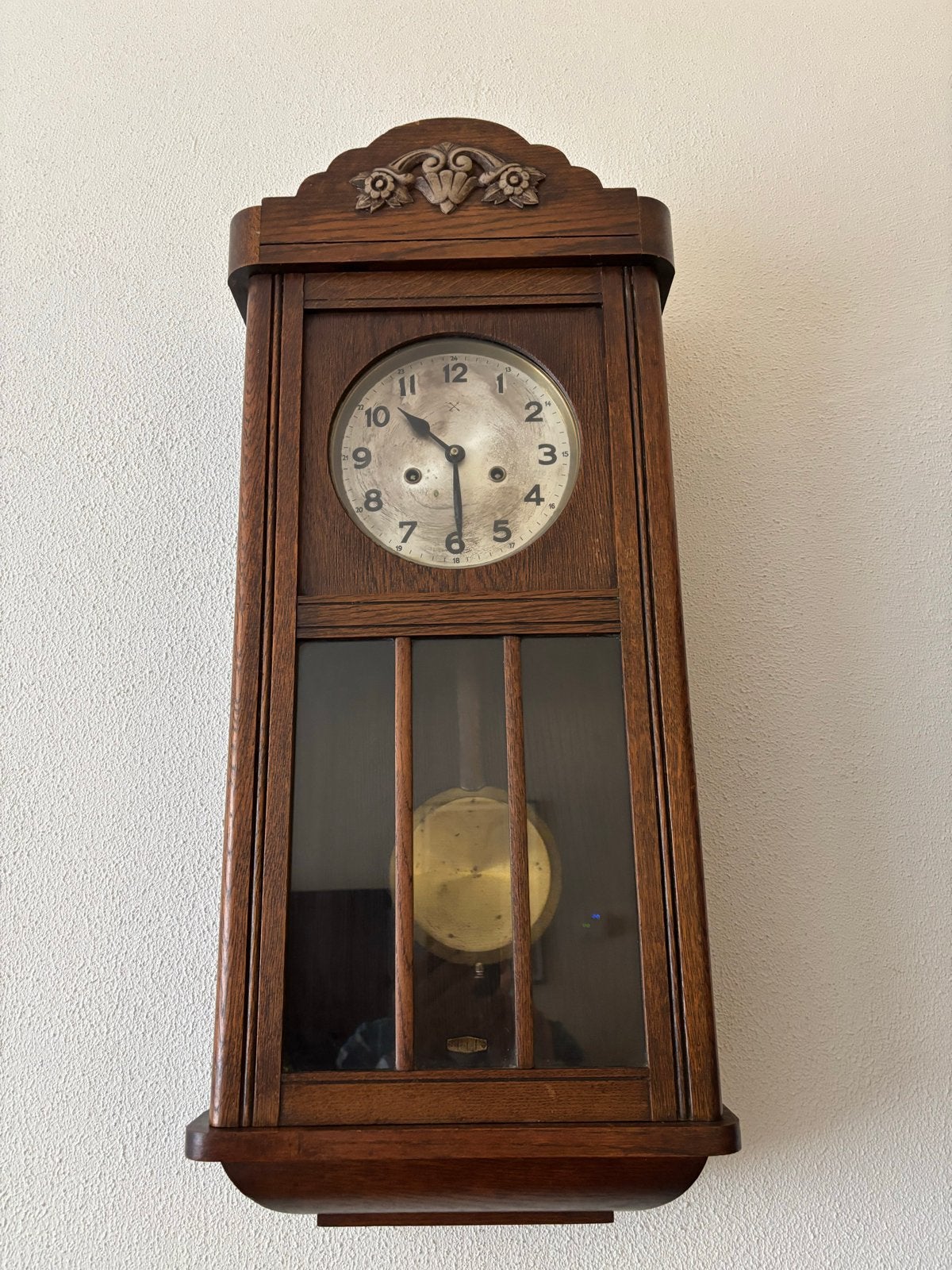 Antieke houten wandklok met slinger, Ophalen