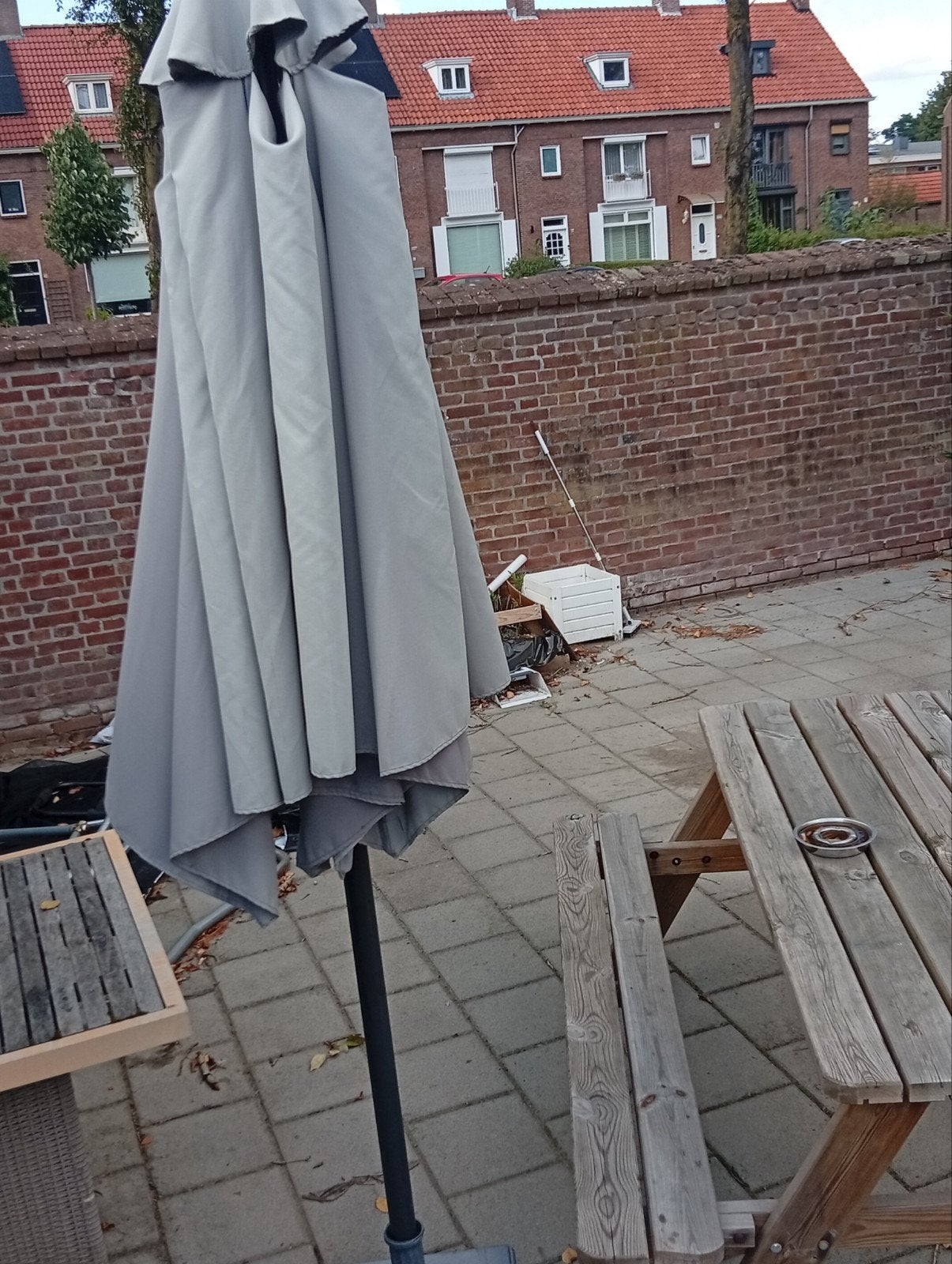 Grijze parasol met voet, Tuin en Terras, Parasols, Ophalen, Gebruikt, 2 tot 3 meter, Stokparasol
