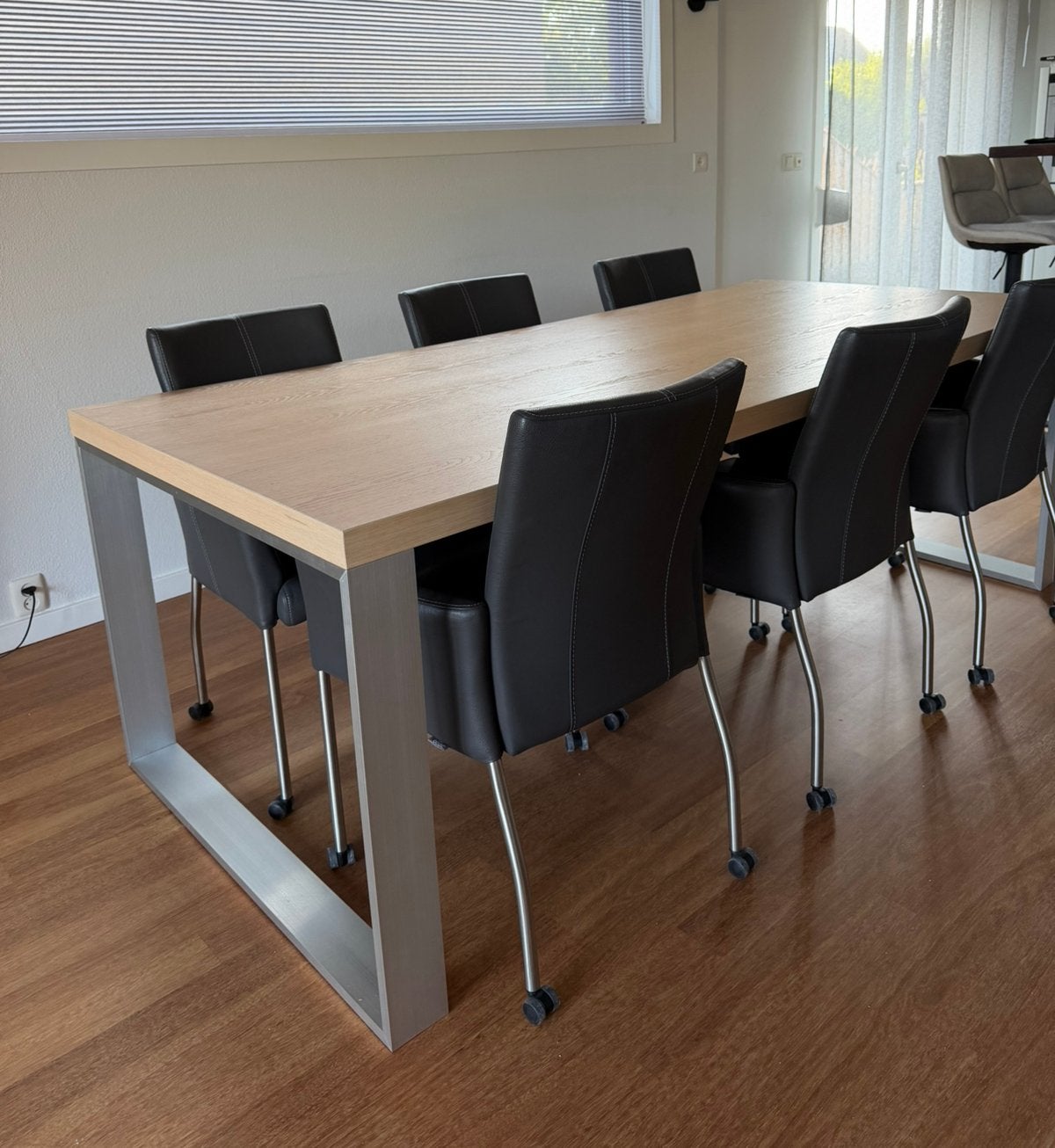 Massief houten eettafel 220x100 + 6 XOOON stoelen – compleet, Huis en Inrichting, Ophalen, Zo goed als nieuw, 4 tot 6 stoelen