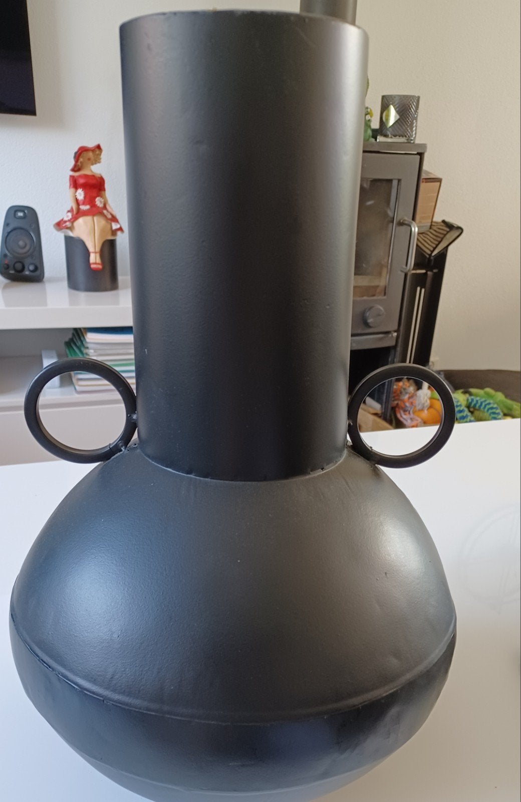 Zwarte metalen vaas - 40 cm hoog, opening 11 cm, Huis en Inrichting, Woonaccessoires | Vazen, Zwart, Ophalen of Verzenden, Zo goed als nieuw
