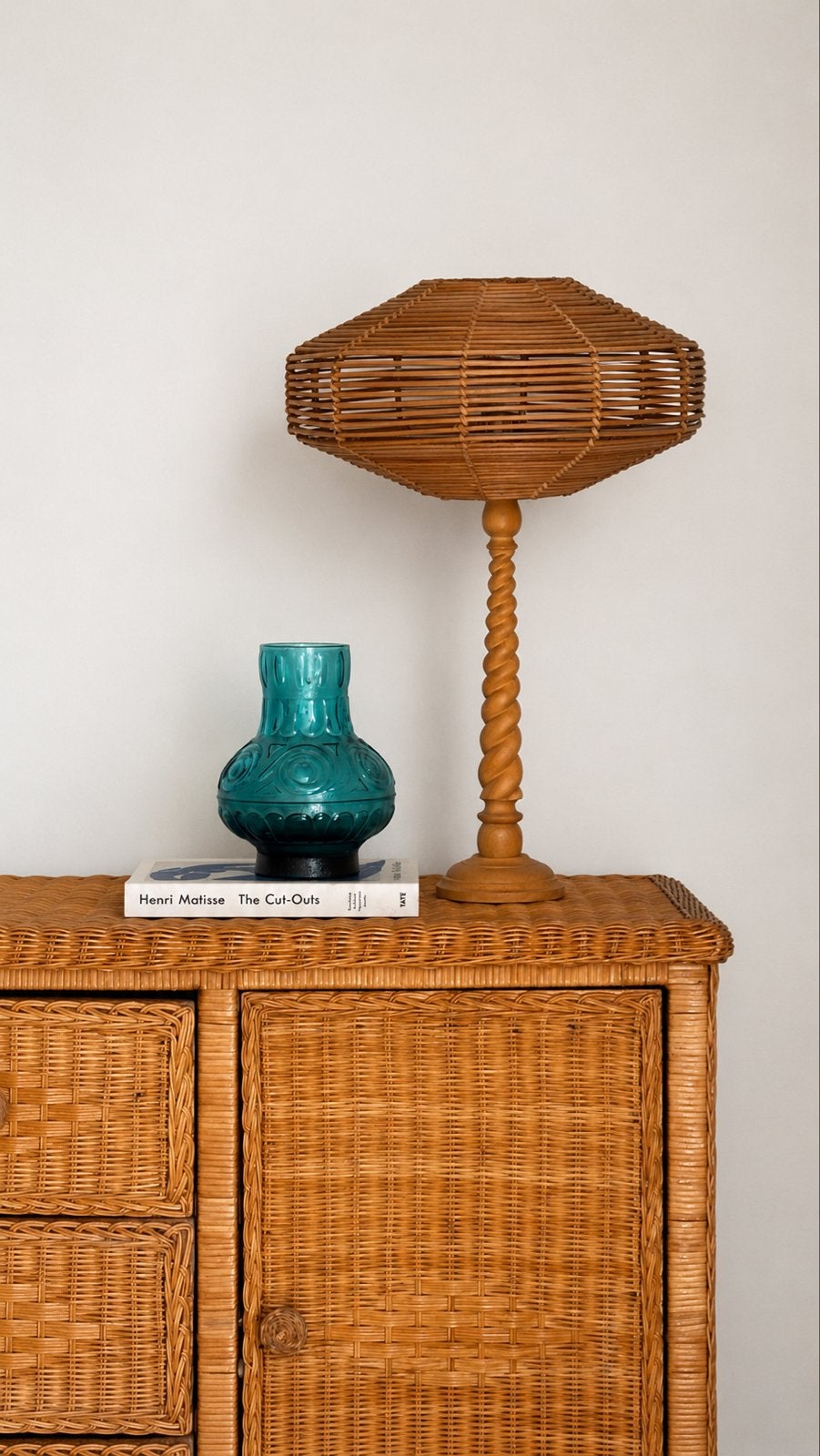 Vintage rotan tafellamp met gedraaide voet, Huis en Inrichting, Lampen | Tafellampen, Ophalen of Verzenden, Minder dan 50 cm