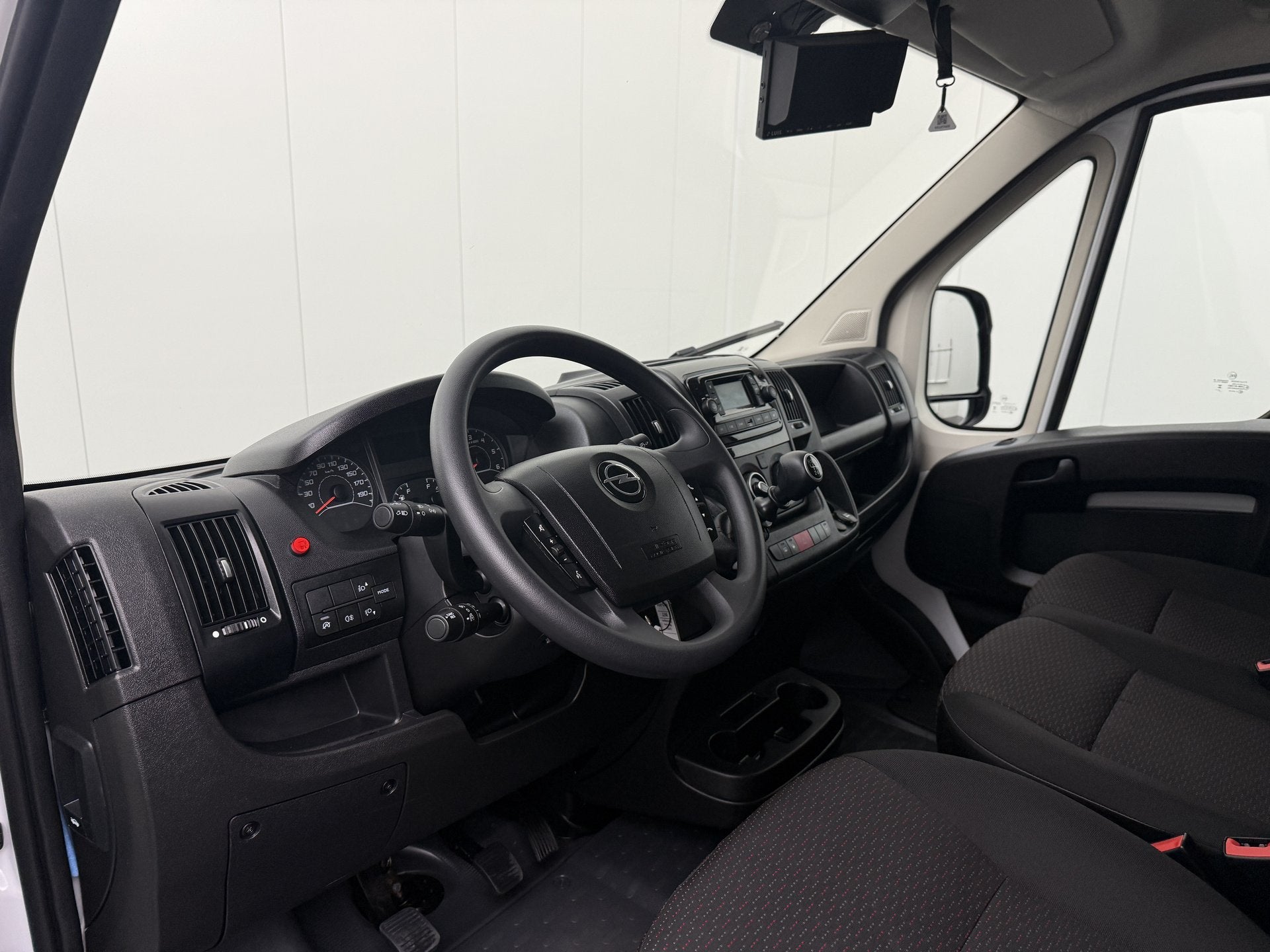 Opel Movano 140PK Bakwagen+Laadklep | 2500KG Trekhaak Dakspo, Auto's, Gebruikt, Euro 6, 2500 kg, 2500 kg