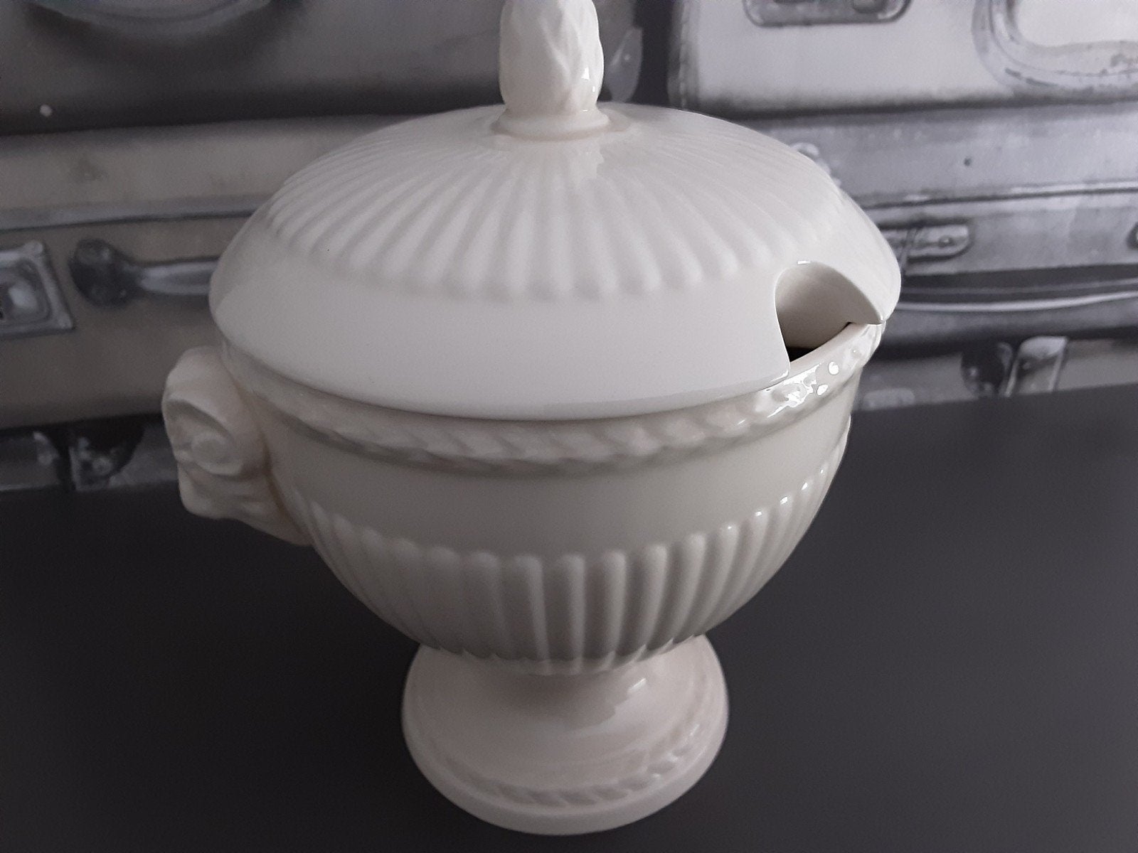 Wedgwood Edme Saucière in Nieuwstaat, Huis en Inrichting, Ophalen, Zo goed als nieuw, Aardewerk