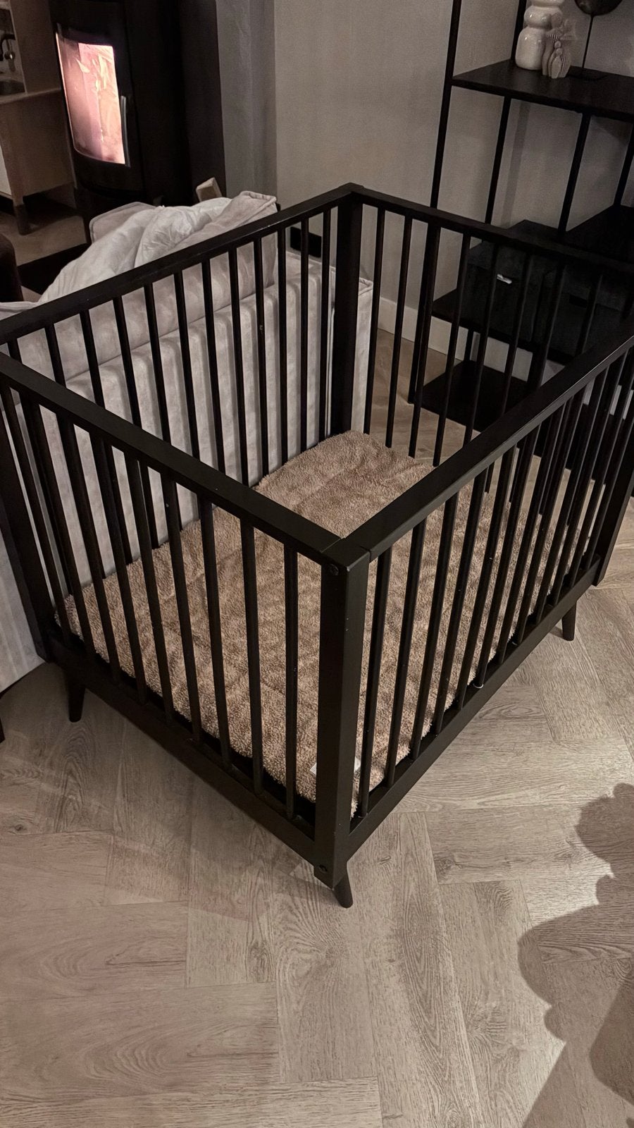 Zwarte houten Europe baby box met boxkleed en beren mobiel, Ophalen, Gebruikt, Vierkant, Boxkleed