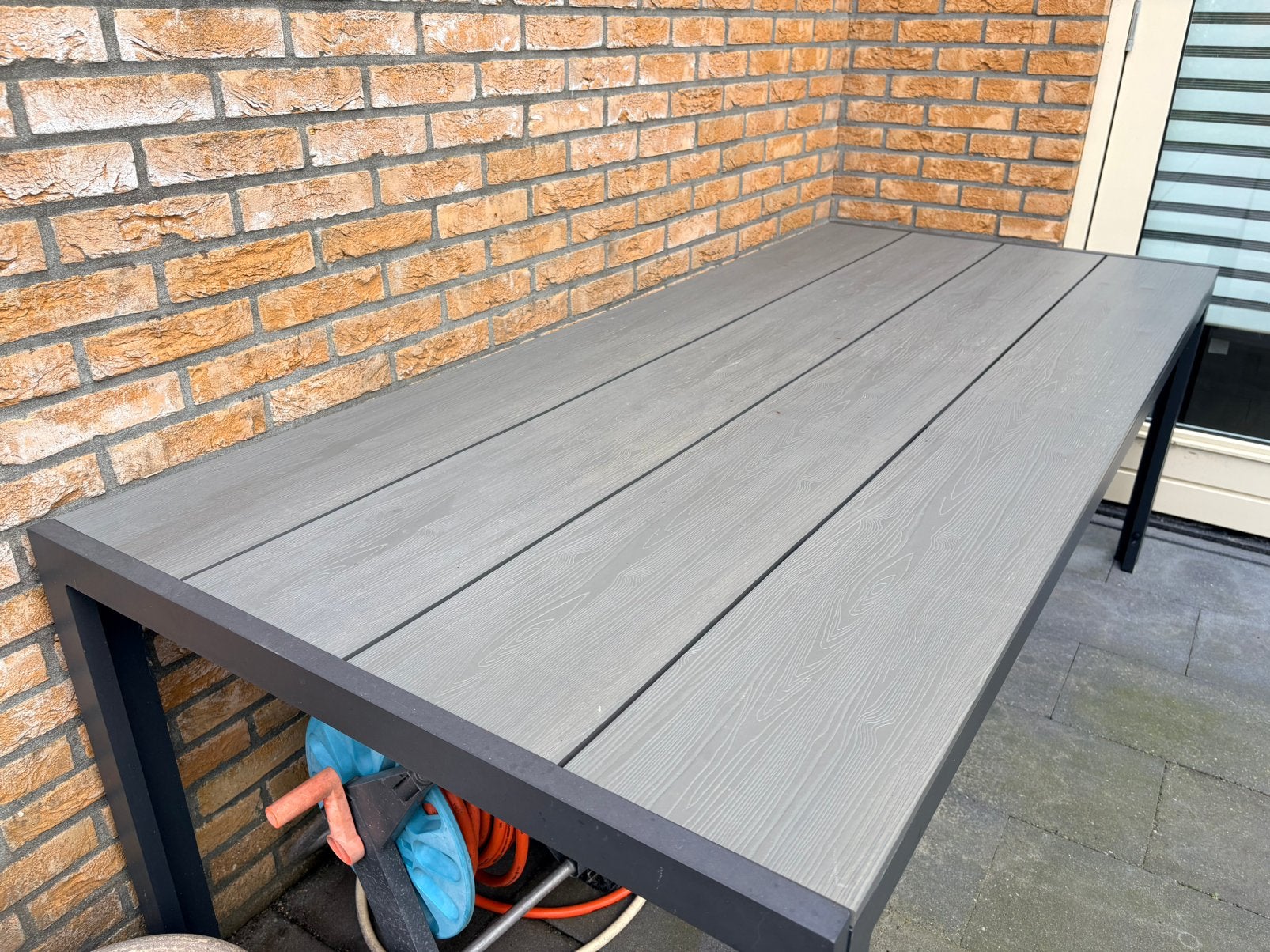 Foto 2 van Mooie grote grijze kunststof tuintafel