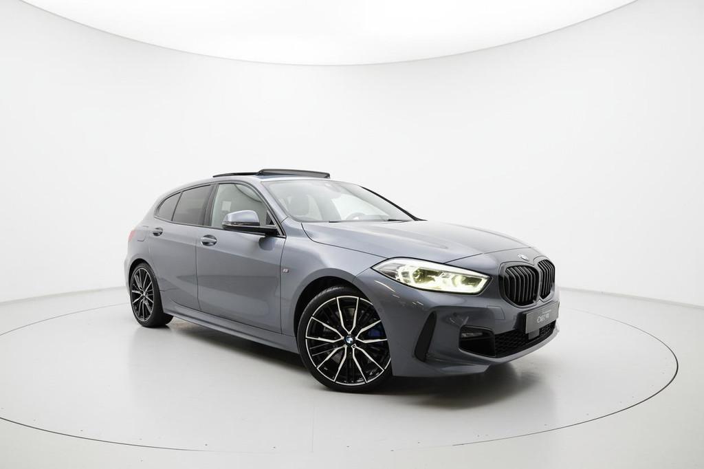 BMW 1-serie 118i M SPORT PANO CAMERA SFEERVERLICHTING, Auto's, Gebruikt, Alcantara, Origineel Nederlands, Bedrijf
