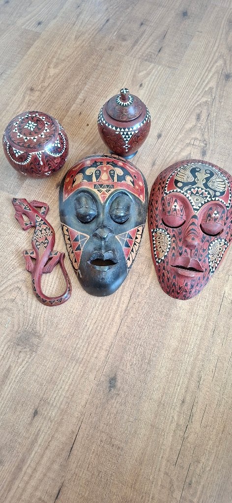 Indonesische houten maskers en potjes, Indonesië, Meerkleurig, Houtsnijwerk, Ophalen