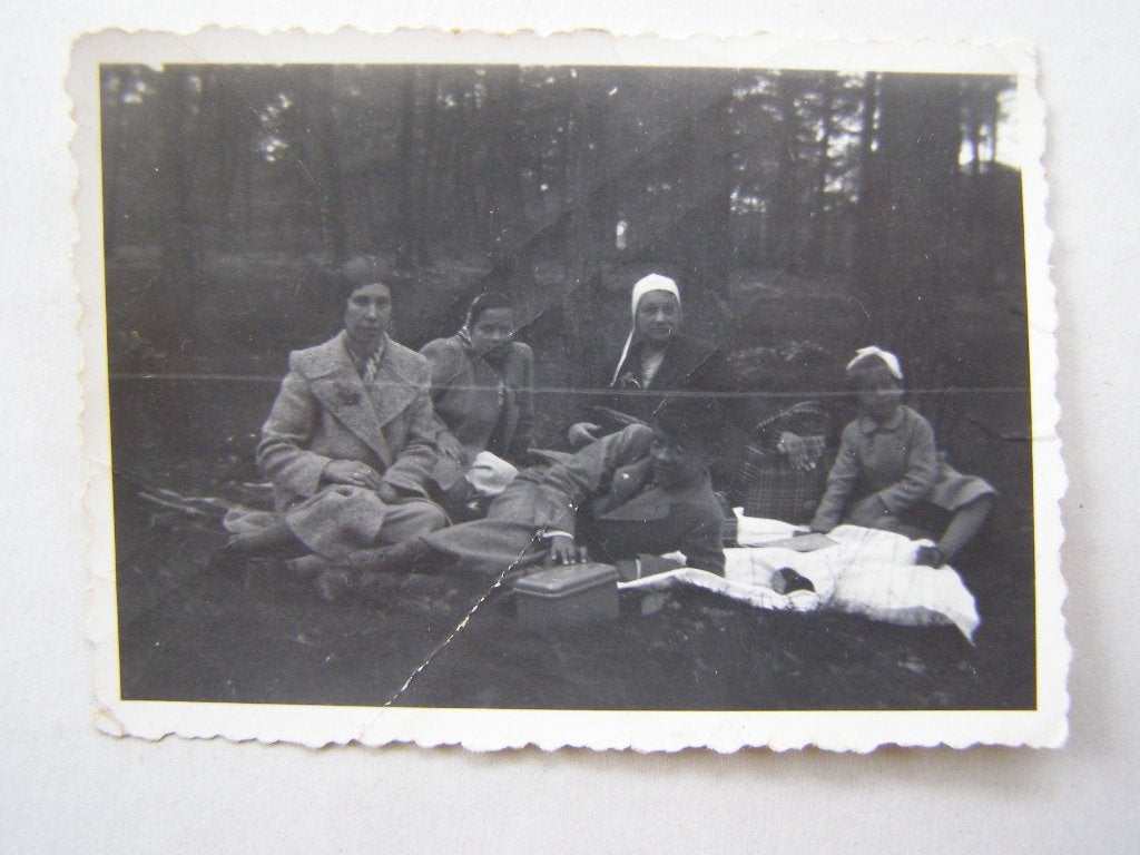 Kleine foto: Picknick in het bos, zittend op kleed, ca 1940, Verzamelen, Gebruikt, Foto, Ophalen of Verzenden, Voor 1940