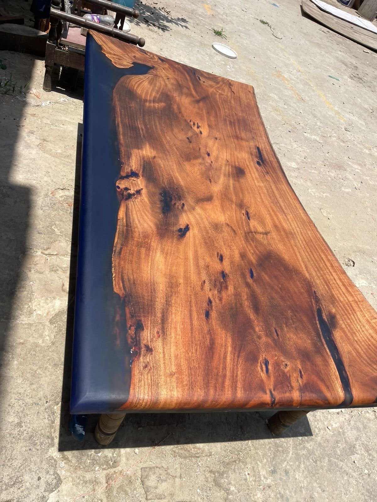 Unieke eettafel van walnoothout en epoxyhars, Nieuw, 150 tot 200 cm, Vier personen, Rechthoekig