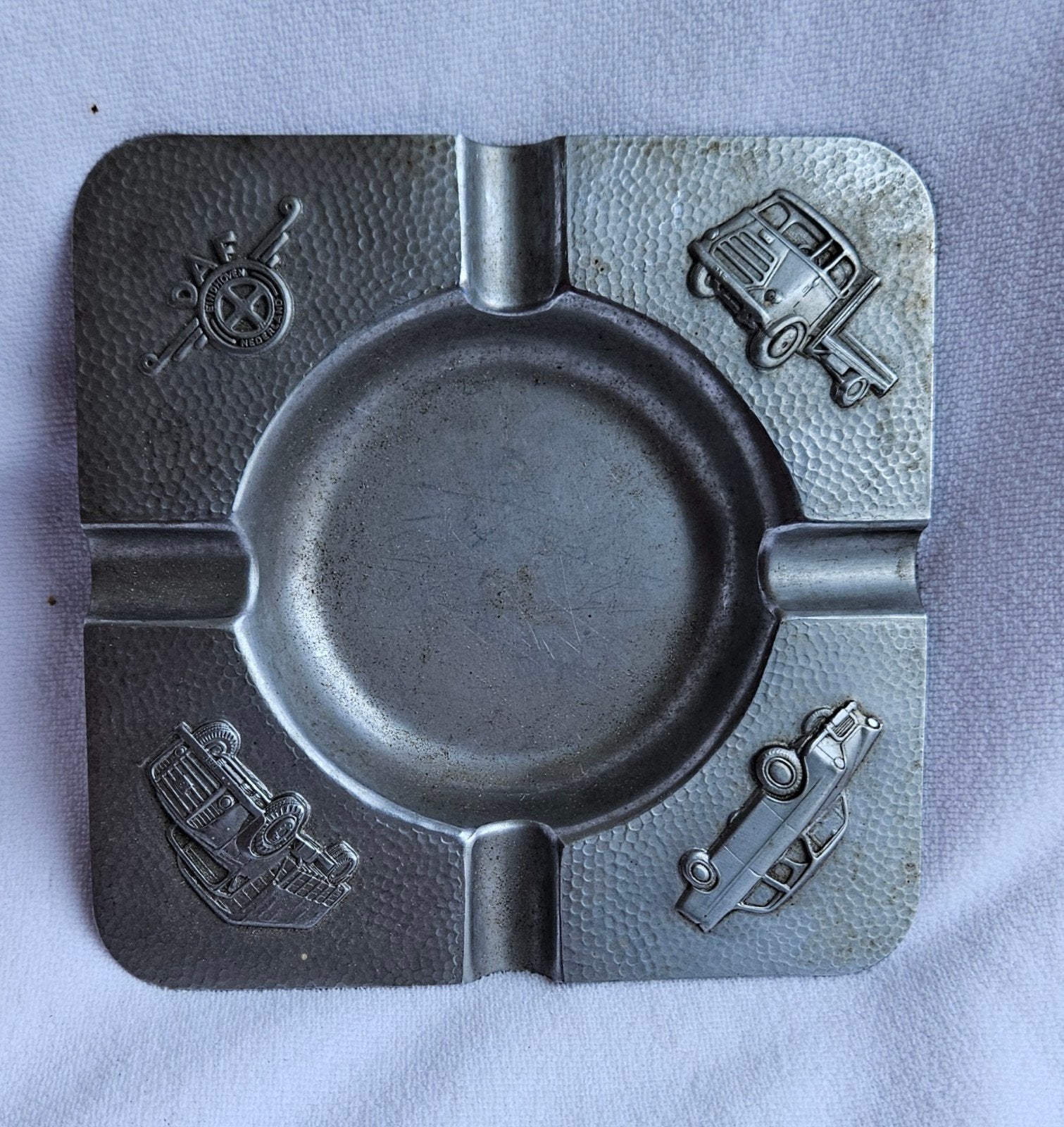 Vintage DAF asbak met auto's en logo, Verzamelen, Ophalen, Gebruikt, Asbak