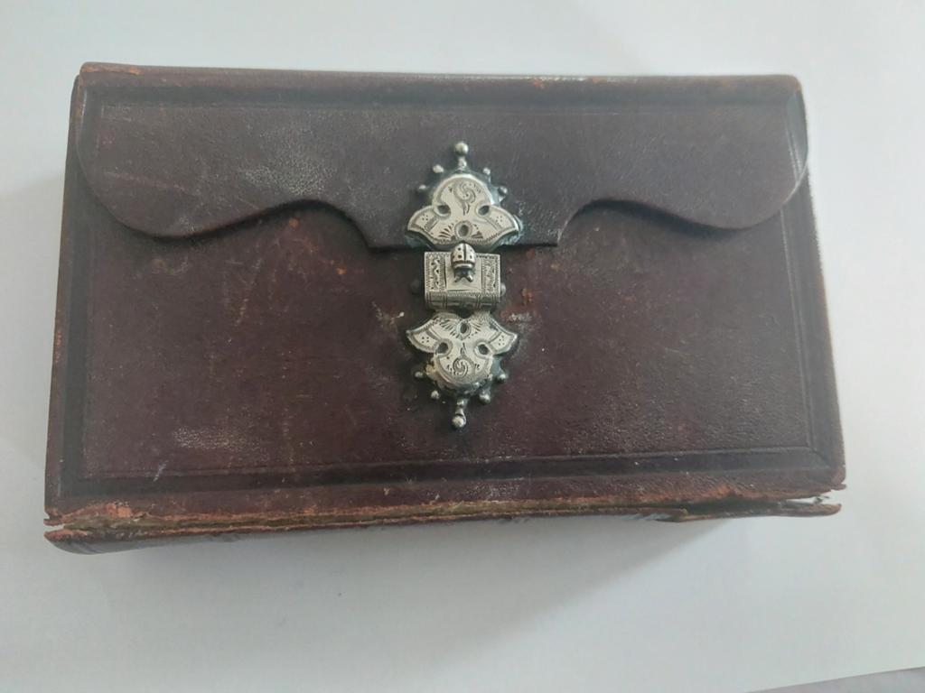 Leren bijbel met zilveren slot lieveheersbeestje1875, Antiek en Kunst, Ophalen of Verzenden