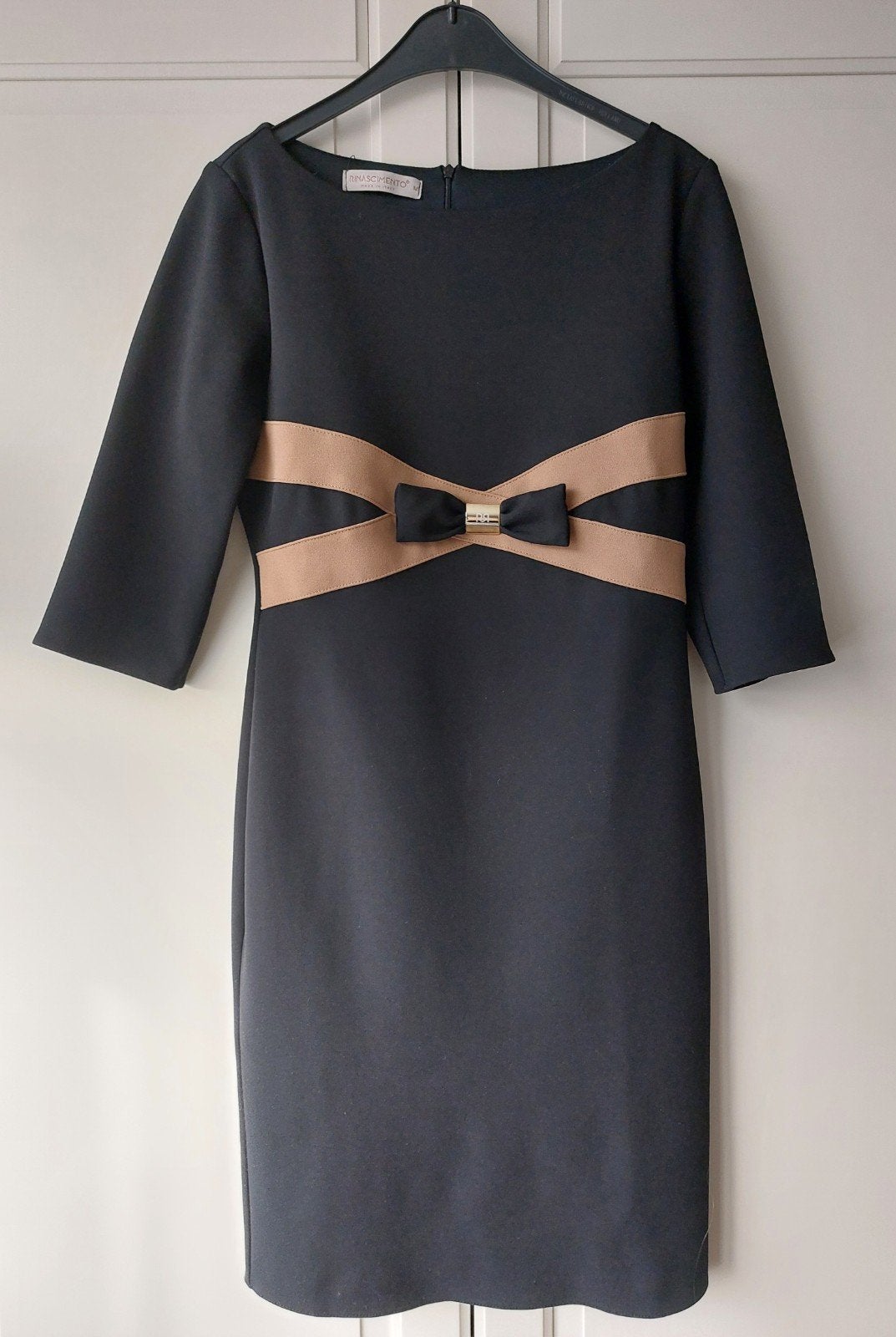 Rinascimento zwarte jurk met strik camello beige mt.M, Maat 38/40 (M), Zwart, Rinascimento, Ophalen of Verzenden