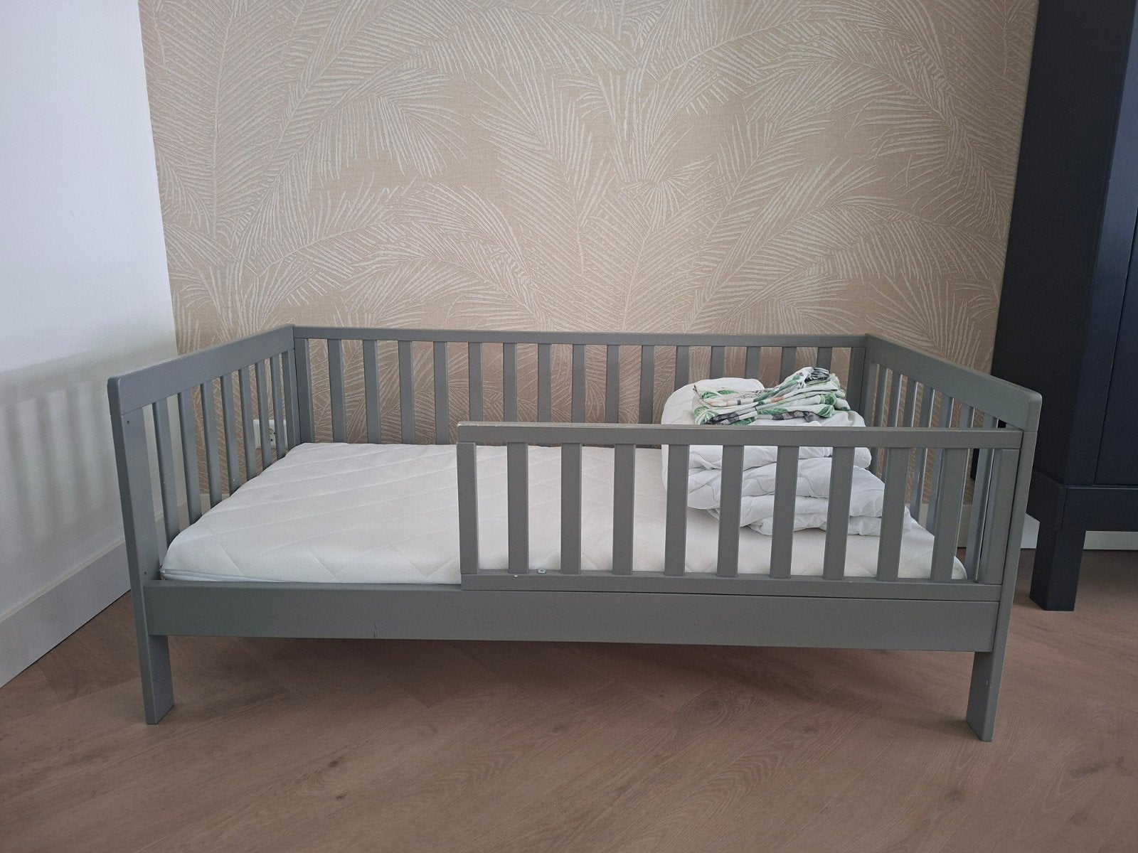 Peuterbed grijs, Gebruikt, 70 tot 85 cm, Matras, 140 tot 160 cm
