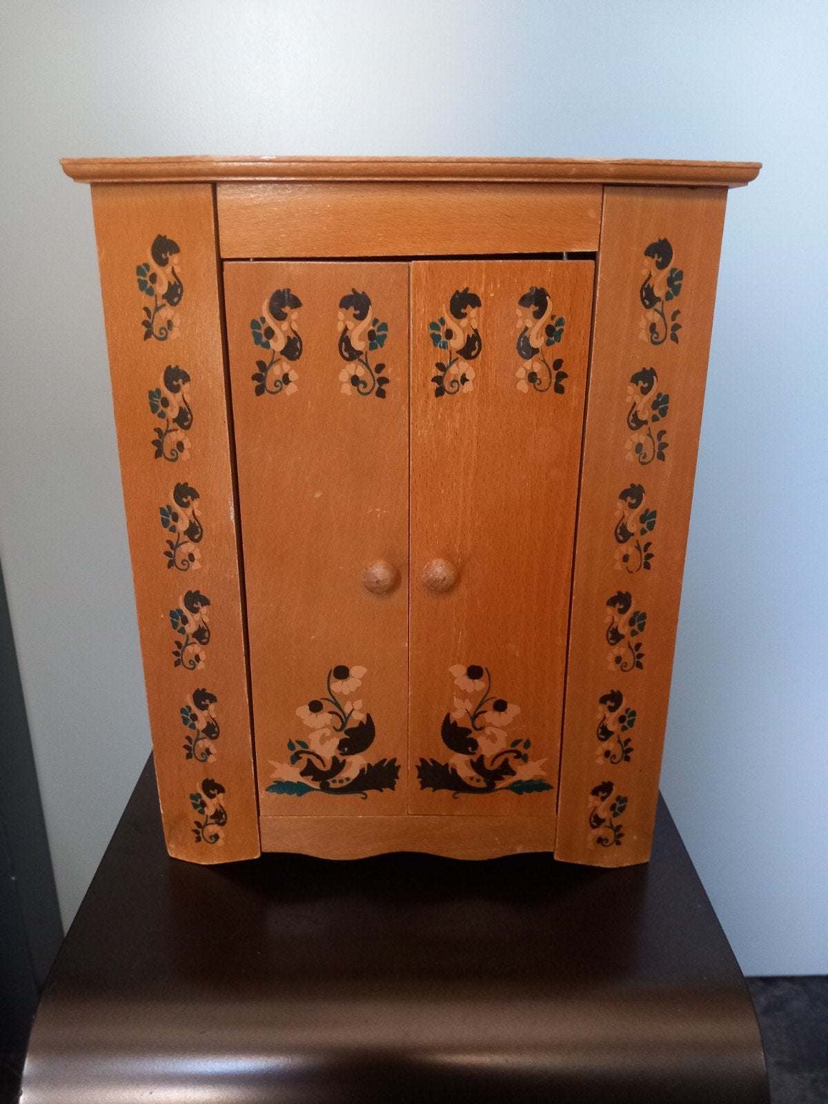 Houten kledingkastje voor poppen met bloemdecoratie jaren 60, Ophalen of Verzenden, Gebruikt, Gebruiksvoorwerp