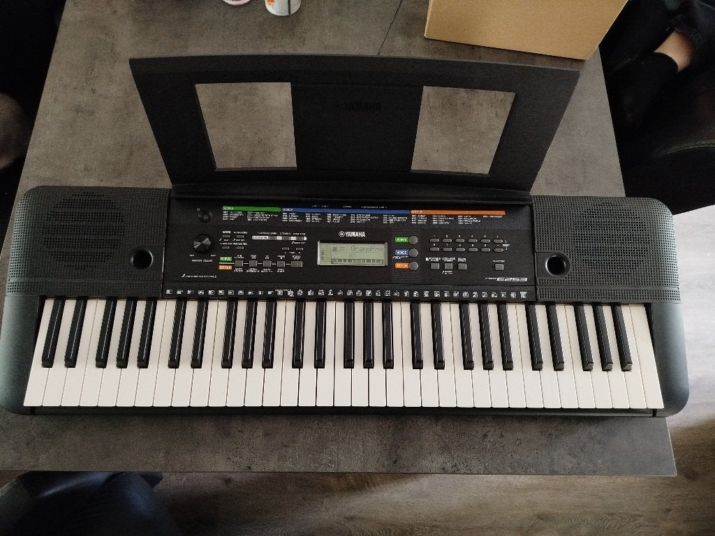 Yamaha keyboard met standaard PSRE253, Muziek en Instrumenten, Keyboards, Ophalen, 61 toetsen, Yamaha, Zo goed als nieuw