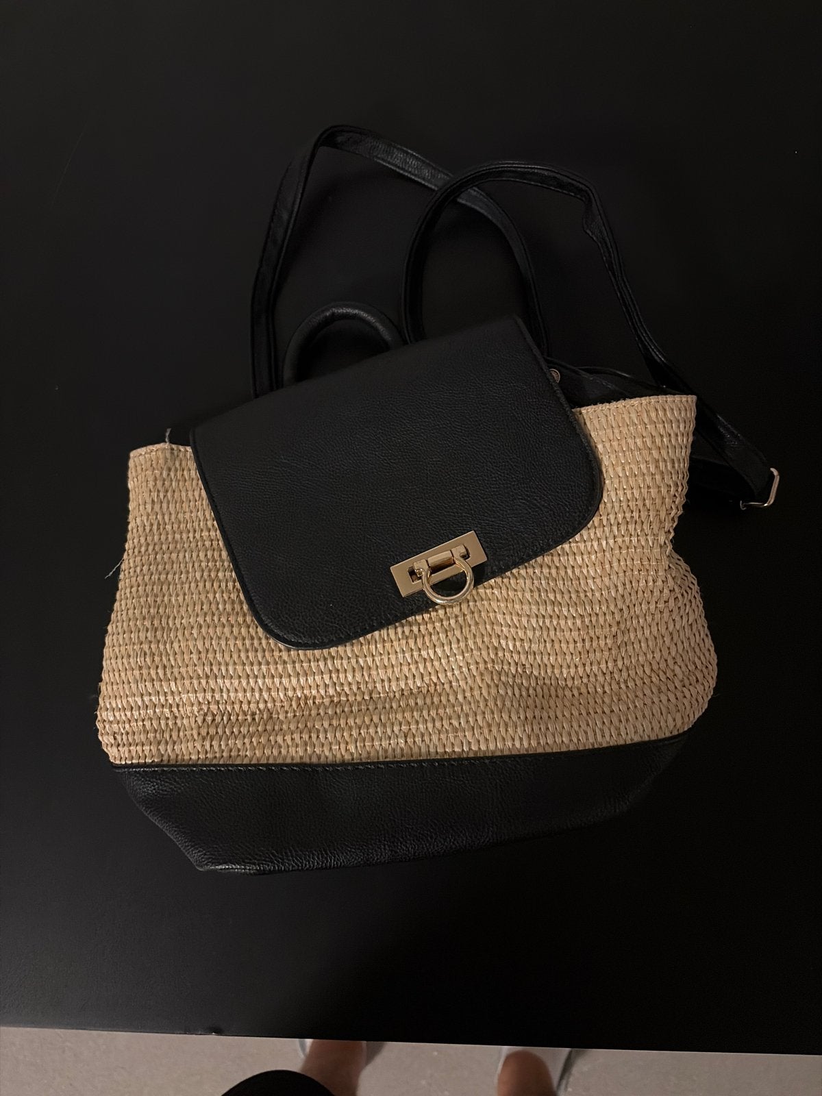 Stijlvolle Rugzak Zwart/Naturel met Gouden Sluiting, Overige merken, Gebruikt, 25 tot 40 cm, Ophalen of Verzenden