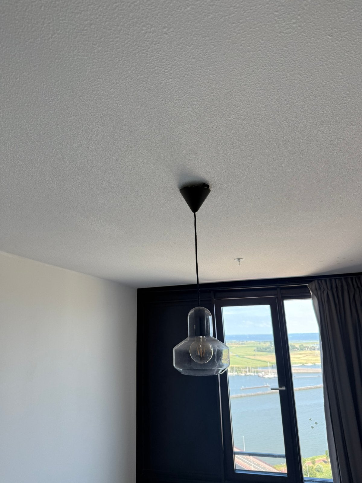 Black hanging ceiling lamp – modern style, Ophalen, Zo goed als nieuw