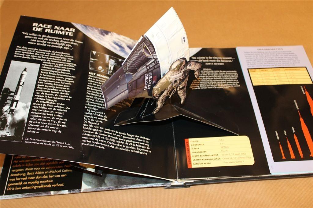 Maanlanding Apollo 11 — Spectaculair Pop-up Boek, Ophalen of Verzenden, Zo goed als nieuw