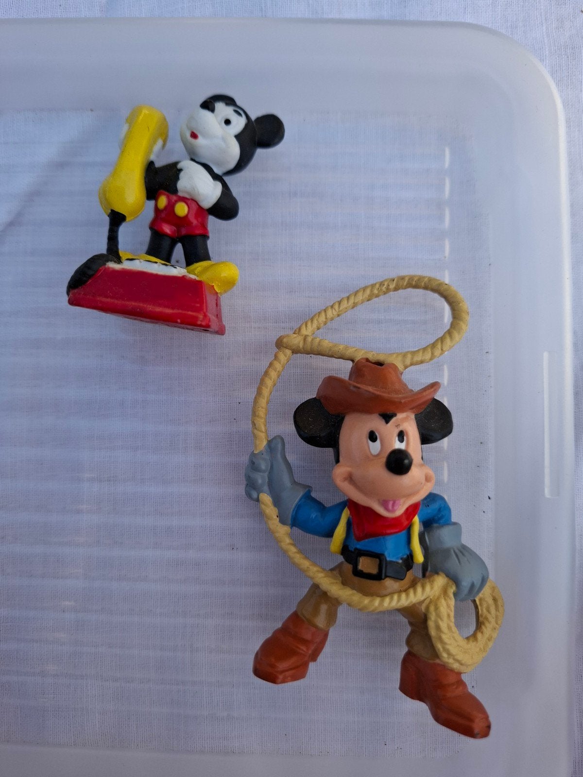 Mickey Mouse beeldjes - Cowboy en Telefoon, Verzamelen, Ophalen of Verzenden, Mickey Mouse, Zo goed als nieuw, Beeldje of Figuurtje
