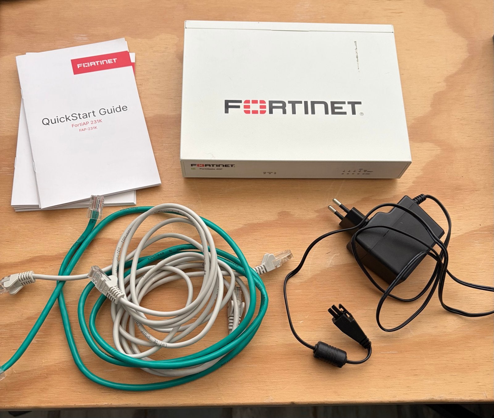 Fortinet FortiGate 40F Firewall/Router met accessoires, Computers en Software, Ophalen of Verzenden, Zo goed als nieuw, Router