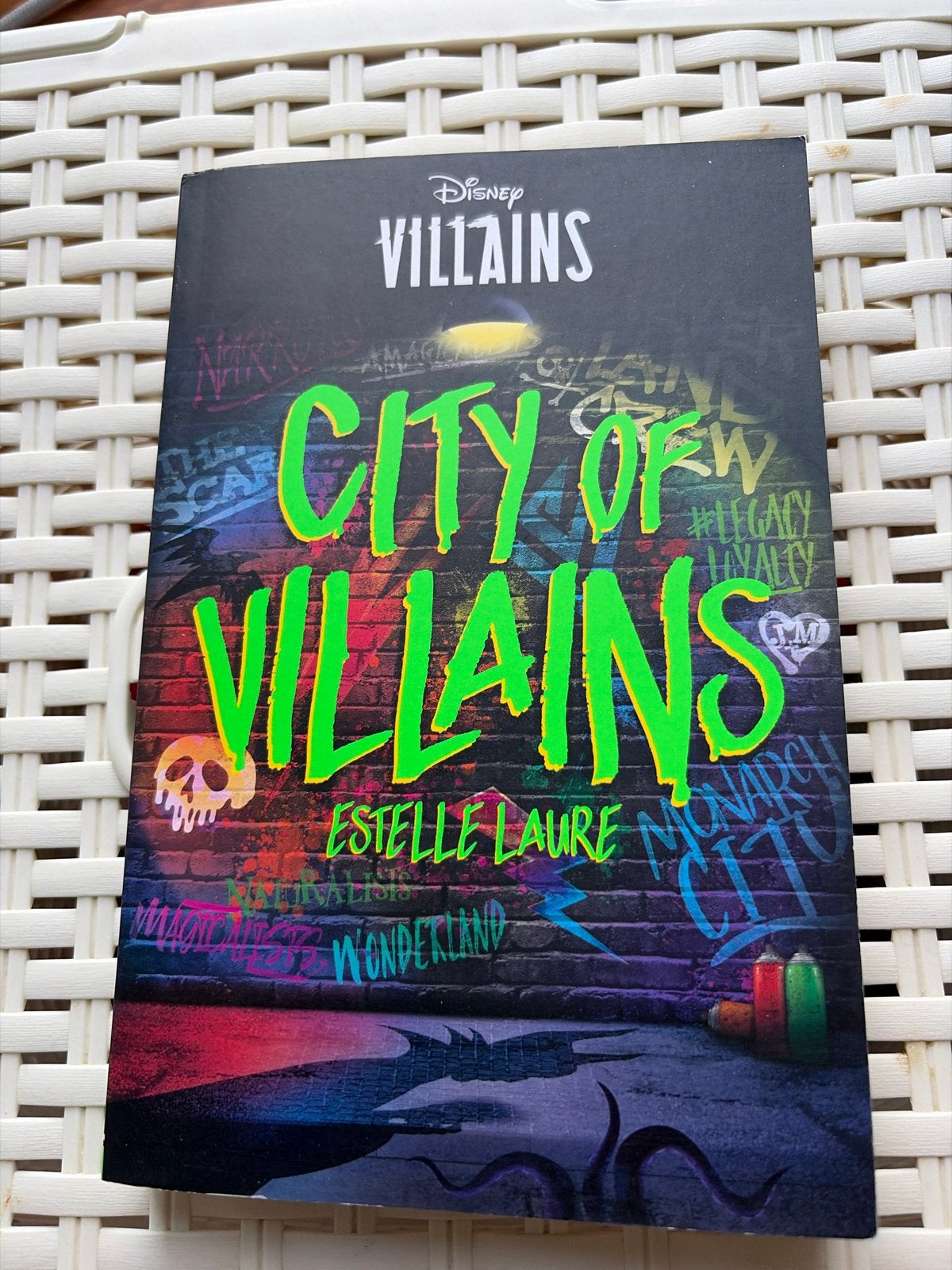 Disney Villains: City of Villains - Estelle Laure, Ophalen of Verzenden, Zo goed als nieuw, Fictie