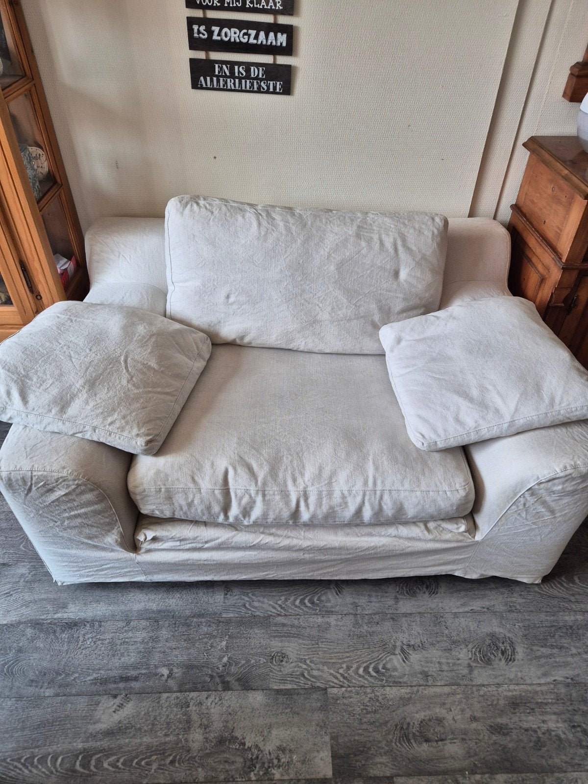 Comfortabele beige loveseat / kleine bank (plofbank), Ophalen, Tweepersoons, 75 tot 100 cm, Zo goed als nieuw