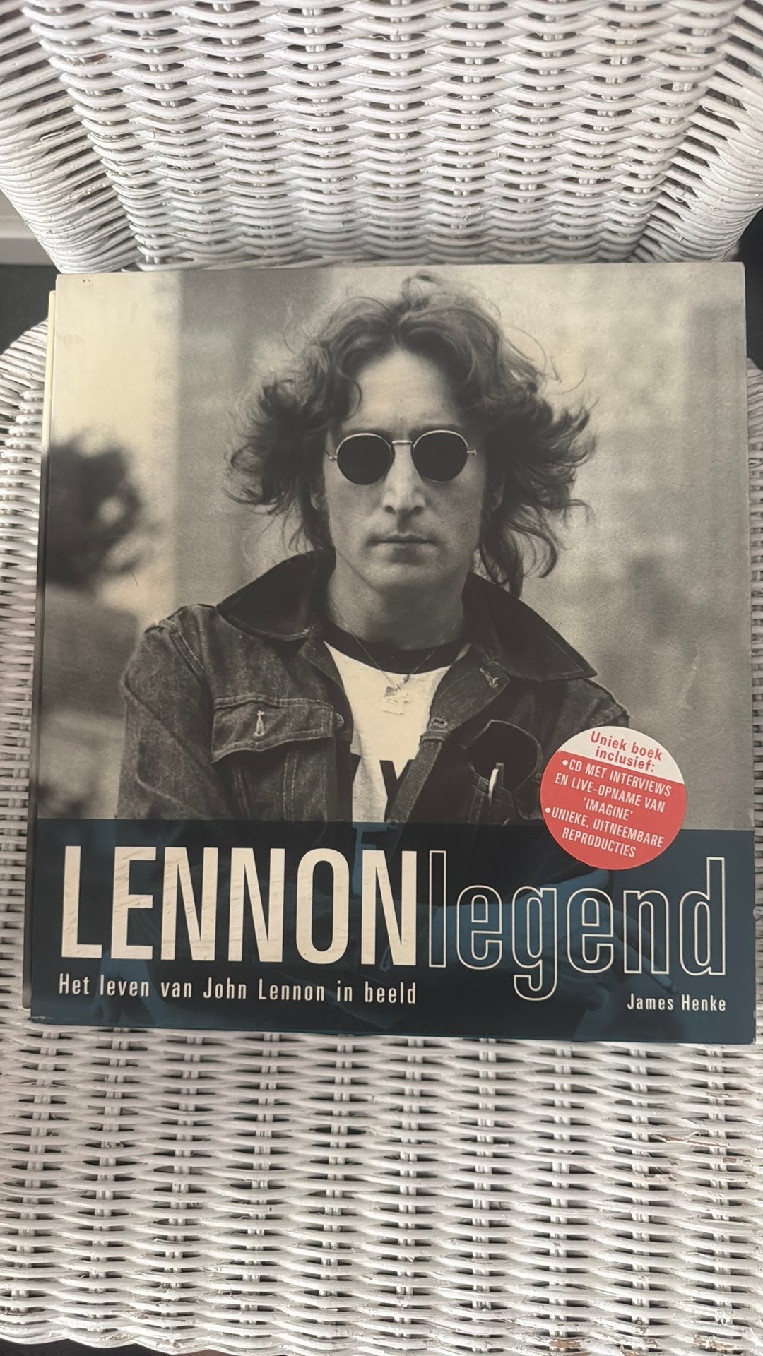 Lennon Legend: Het leven van John Lennon in beeld + CD, Ophalen of Verzenden, Zo goed als nieuw, Artiest