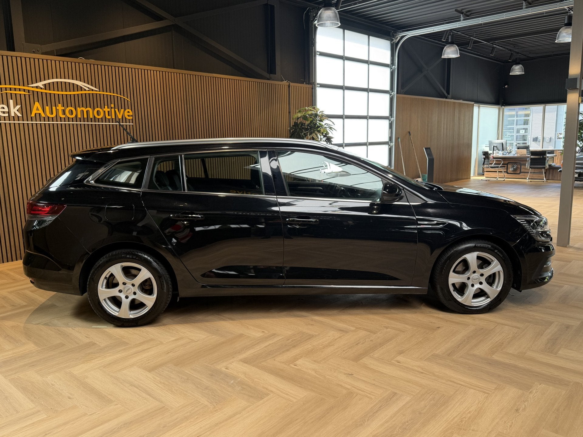 Renault Megane E-Tech Estate 1.6 Plug-In Hybrid 160 Business, 77 km/l, Gebruikt, 4 cilinders, Zwart