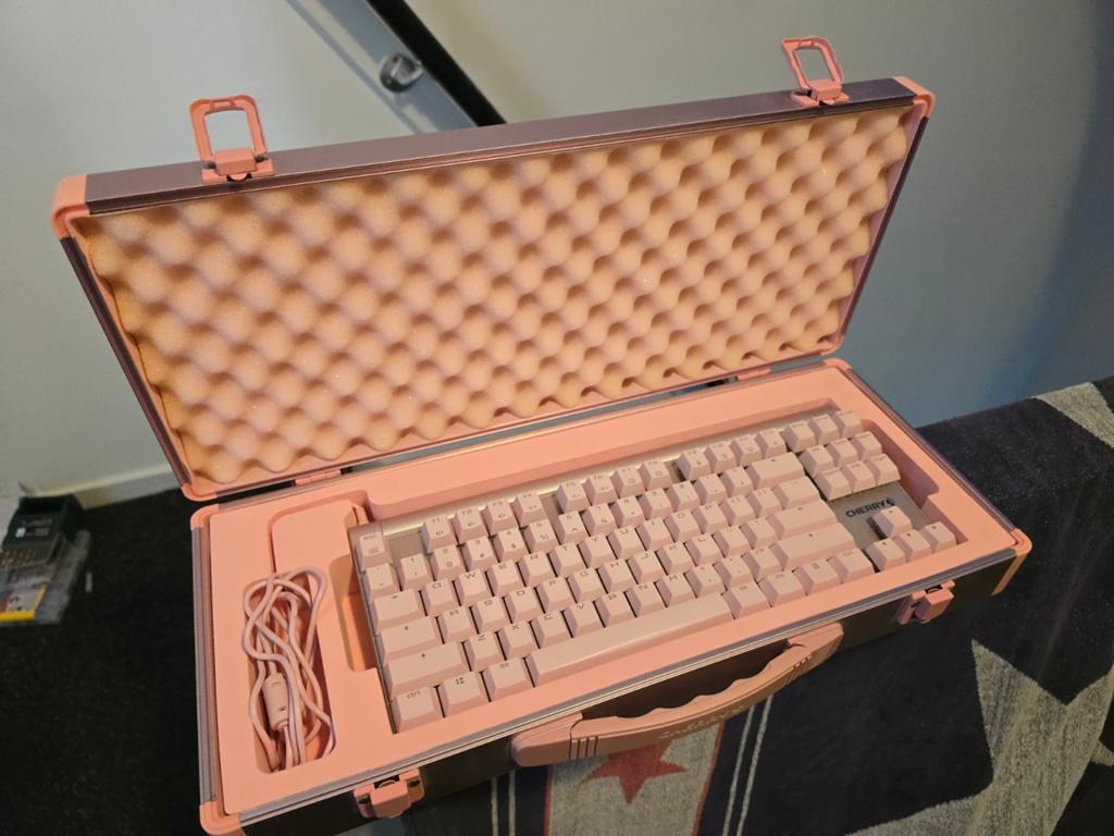 Cherry brown switch toetsenbord roze, Computers en Software, Toetsenborden, Ophalen, Gaming toetsenbord, Zo goed als nieuw, CHERRY