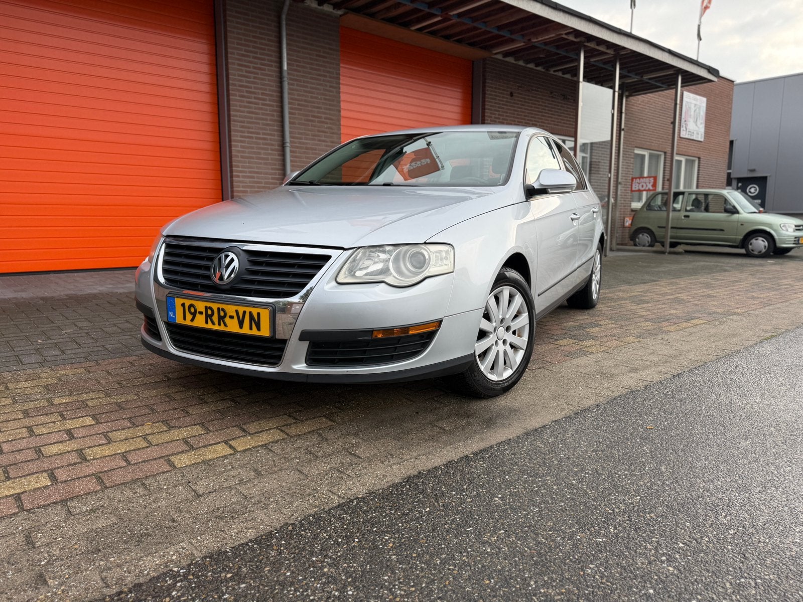 Volkswagen Passat 1.6 FSI 85KW 2005 CRUISE TREKHAAK NL AUTO, Stof, Zwart, 4 cilinders, Origineel Nederlands