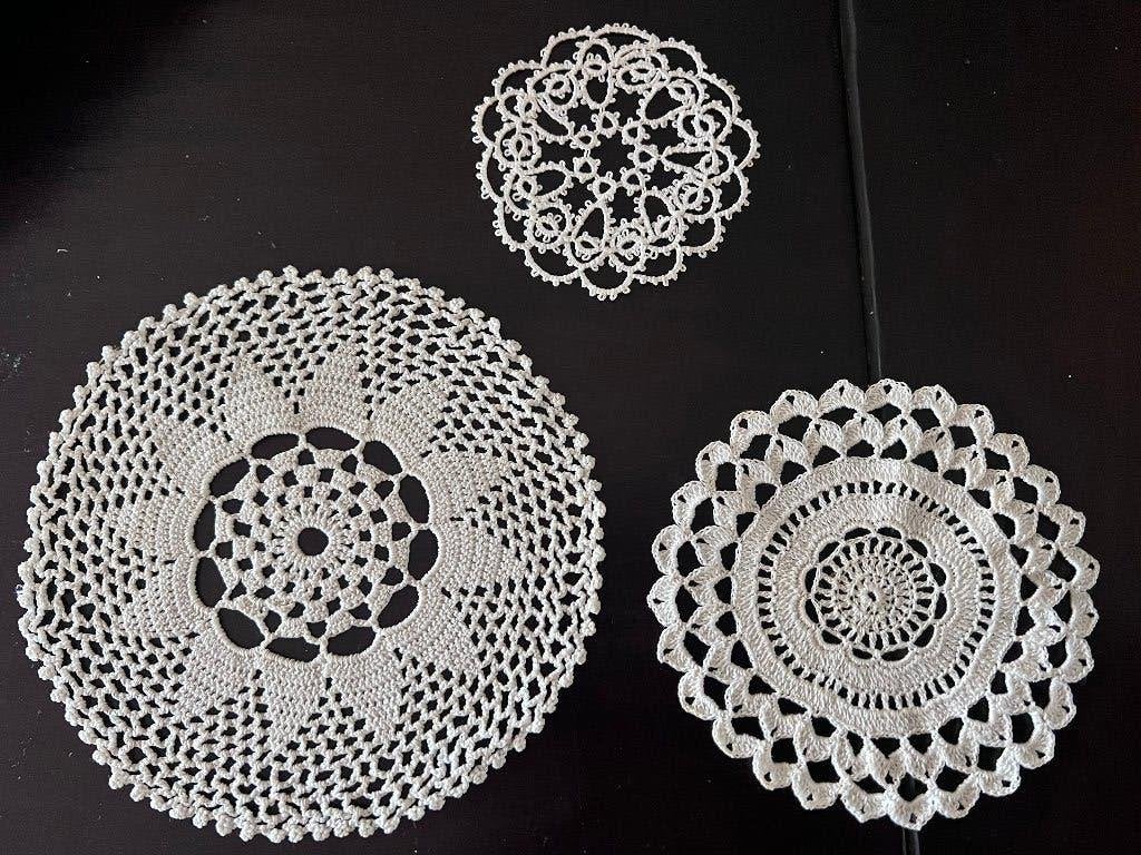 3 x oud fraai gehaakt rond kleedje zie foto's, Ophalen of Verzenden
