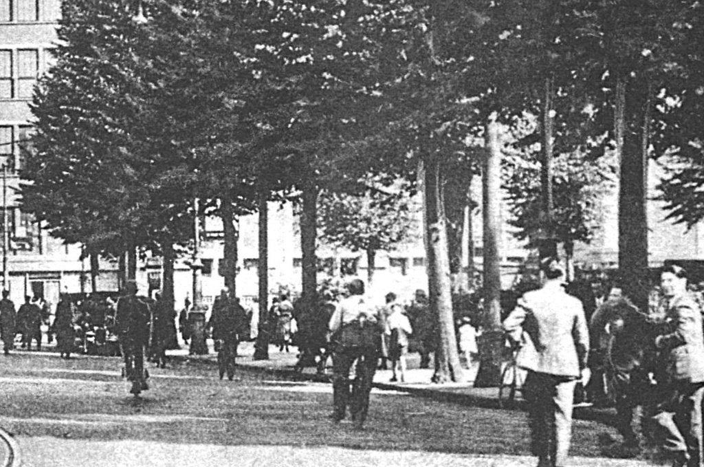 700489	Amsterdam	Rembrandtsplein	1931	Zegel gedeeltelijk ver, Ophalen of Verzenden, 1920 tot 1940, Gelopen, Noord-Holland