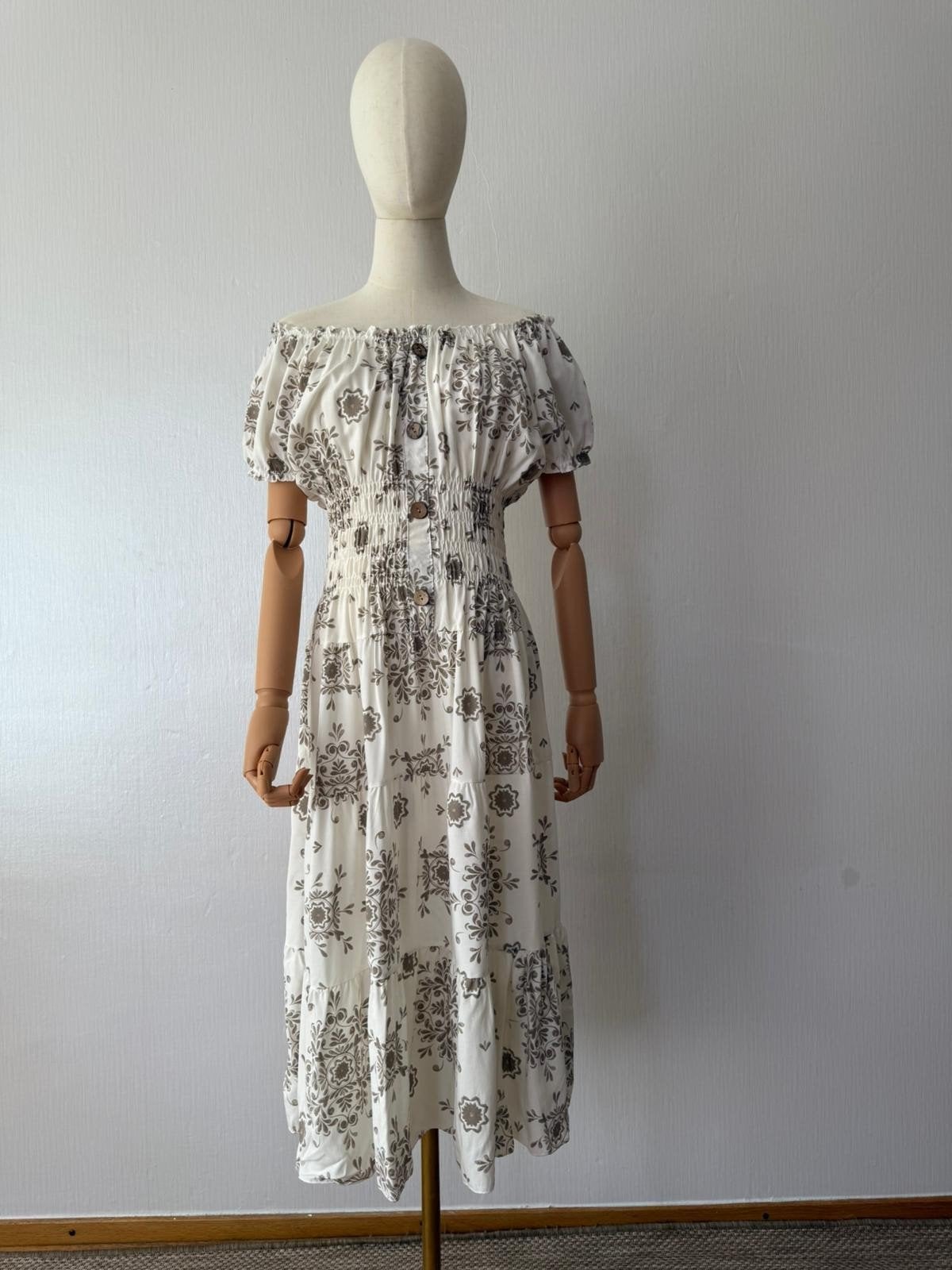 Off-shoulder jurk met bloemenprint en knoopjes, Kleding | Dames, Jurken, Maat 38/40 (M), Wit, Ophalen of Verzenden, Onder de knie