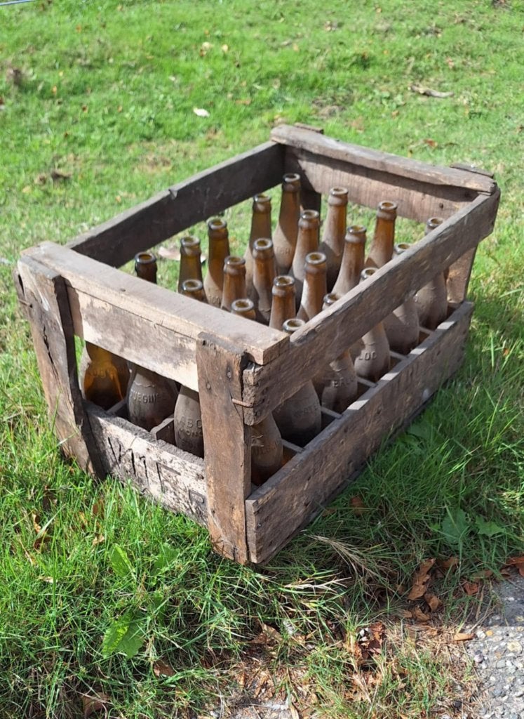 60 tot 80 jaar oude krat, flessenkrat met 24 bierflessen., Ophalen