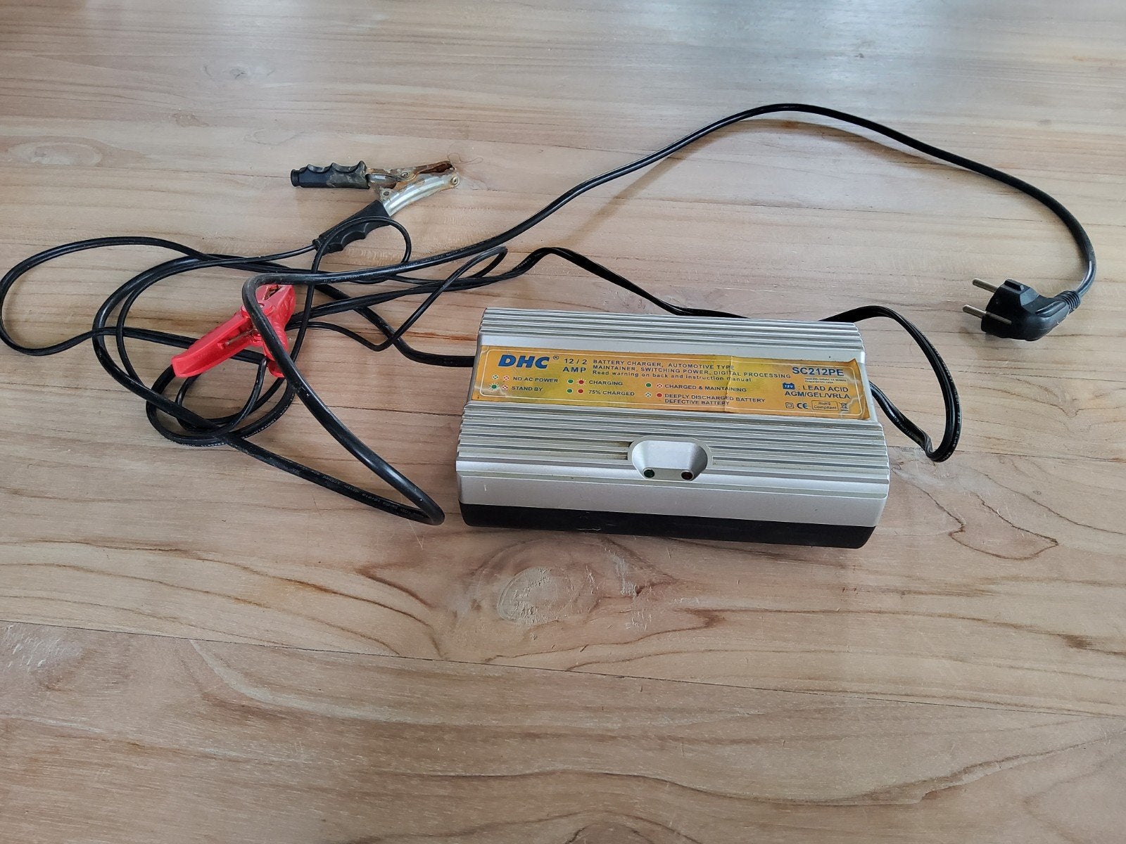 DHC Acculader 12/2 Ampère SC212PE voor Boot/Auto, Ophalen of Verzenden, Gebruikt