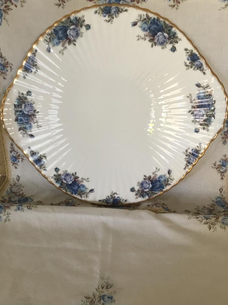 Royal Albert MOONLIGHT ROSE PLATTE TAARTSCHAAL / VLAAISCHAAL, Antiek en Kunst, Antiek | Servies los, Ophalen of Verzenden