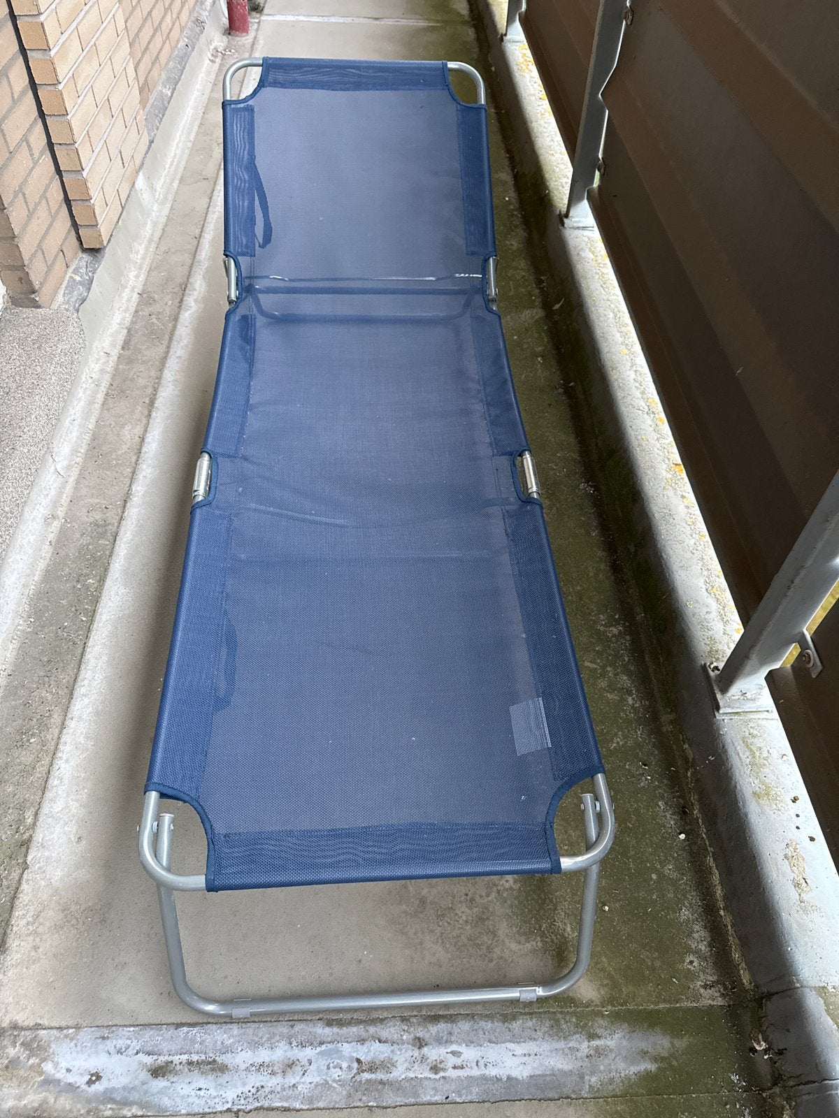 Opvouwbaar ligbed - Blauw textiel en aluminium frame, Tuin en Terras, Ophalen of Verzenden, Gebruikt, Aluminium, Inklapbaar