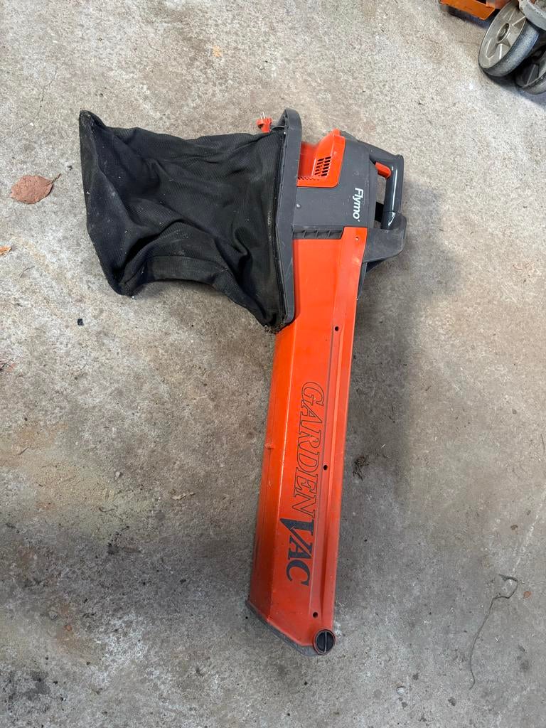 Flymo bladblazer met zuigfunctie en opvangzak, Ophalen, Gebruikt, Handgedragen, Met opvangzak