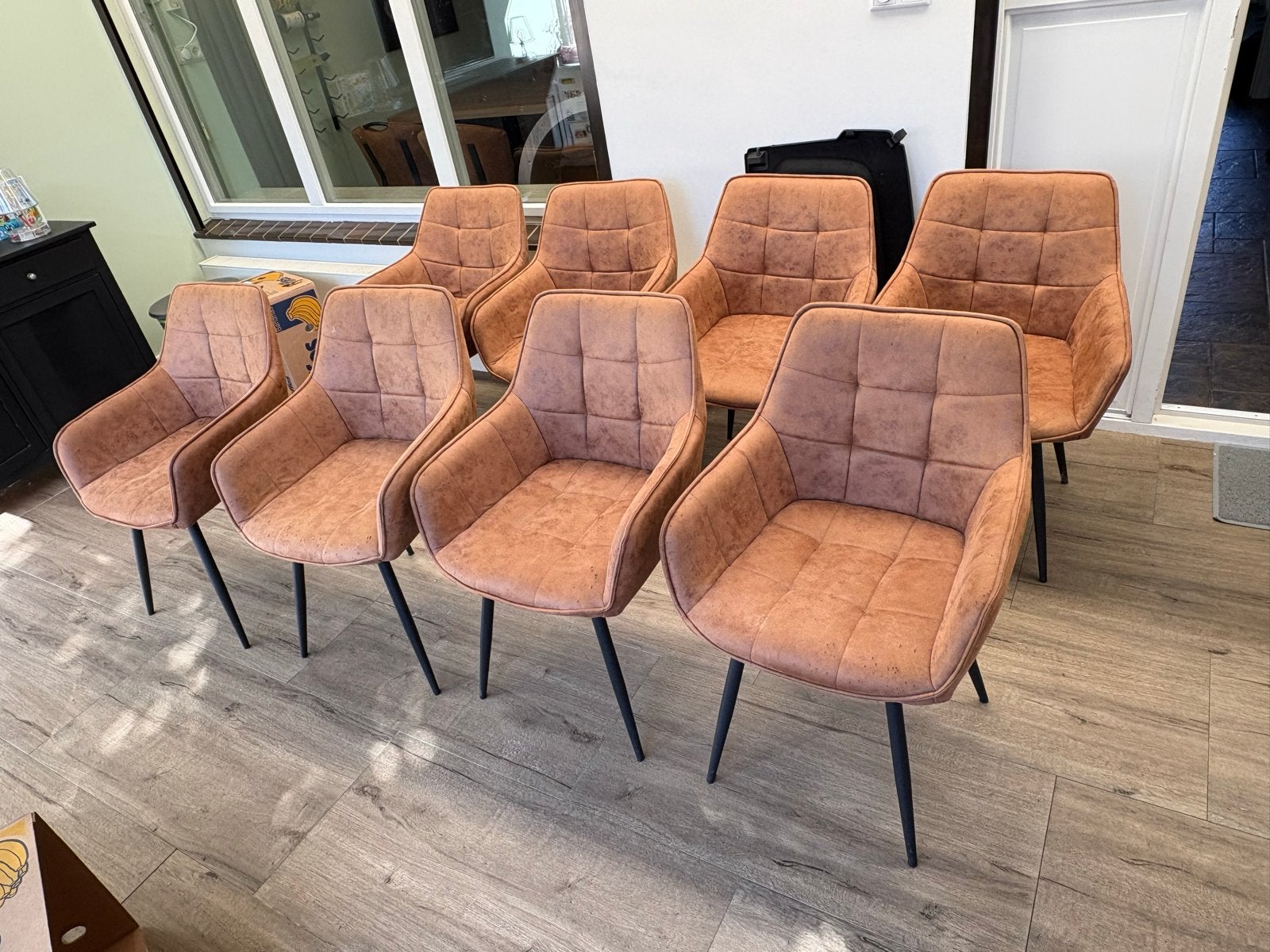 8 bruine stoelen, 4 goed, 4 met kleine gaatjes, Ophalen, Gebruikt, Bruin, Stof