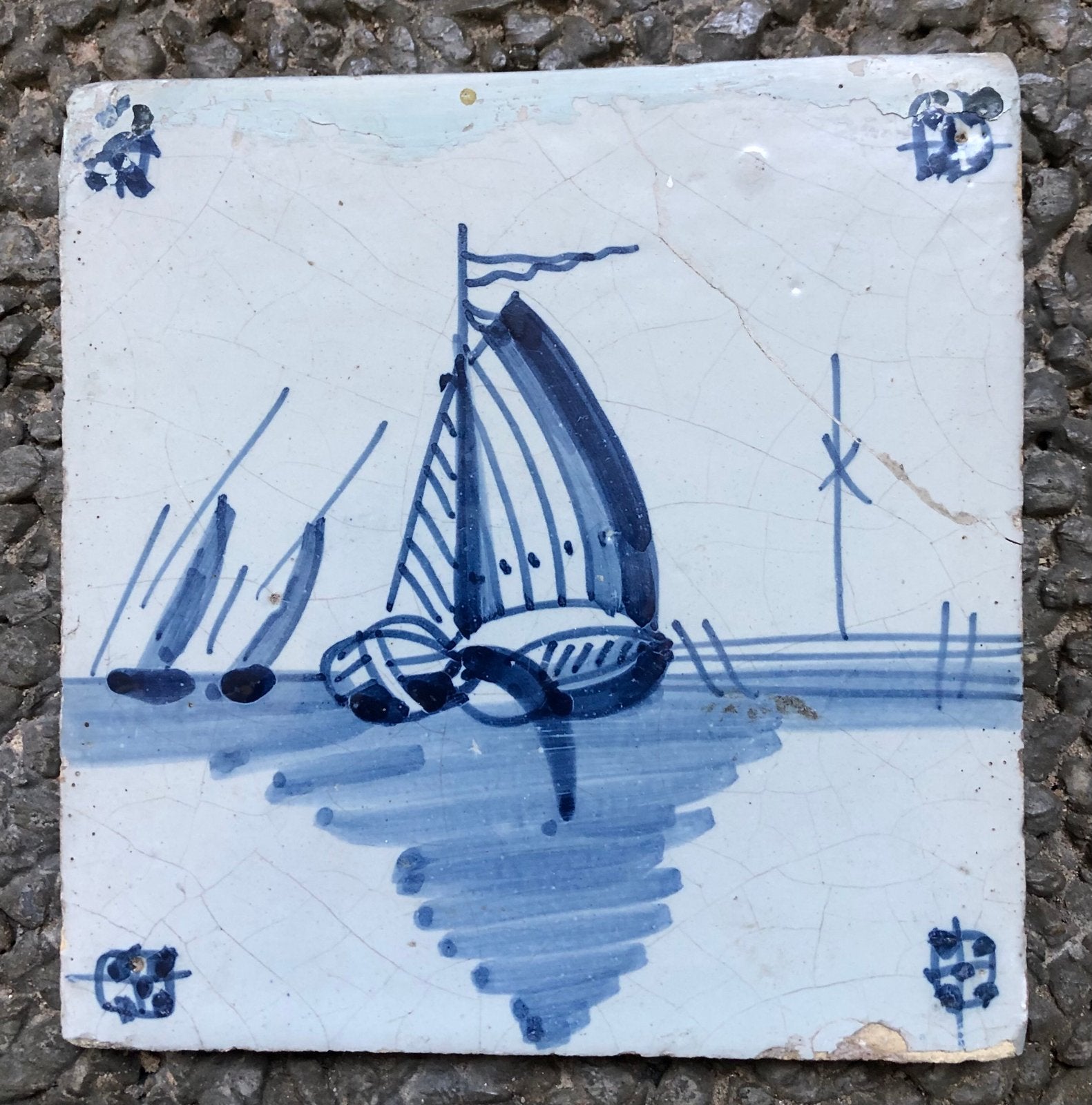 Antieke Hollandse Wandtegel met Zeilschip (17e Eeuw), Antiek en Kunst, Ophalen of Verzenden