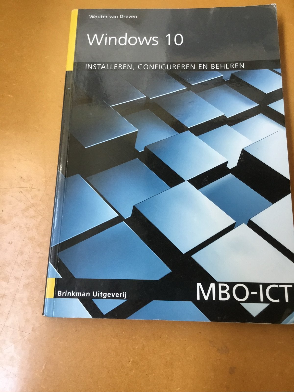 Het boek Windows 10 installeren, configureren en beheren, Ophalen of Verzenden, Zo goed als nieuw, Overige onderwerpen, Wouter van Dreven
