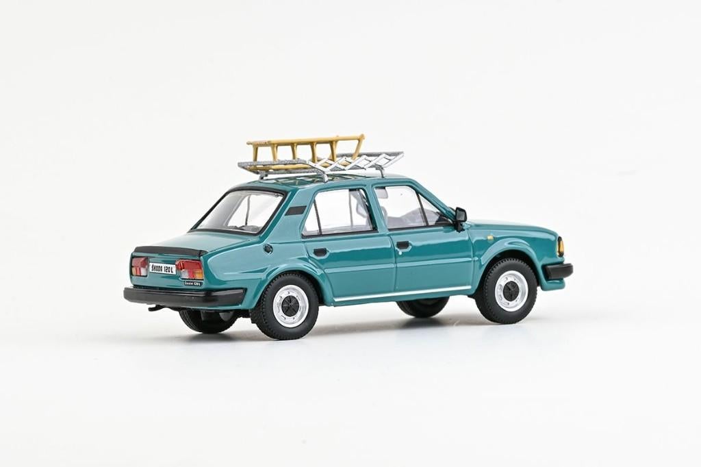 Abrex 1:43 Skoda 120L 1984 met slee, Turquoise- in vitrine, Overige merken, -, Nieuw, Ophalen of Verzenden