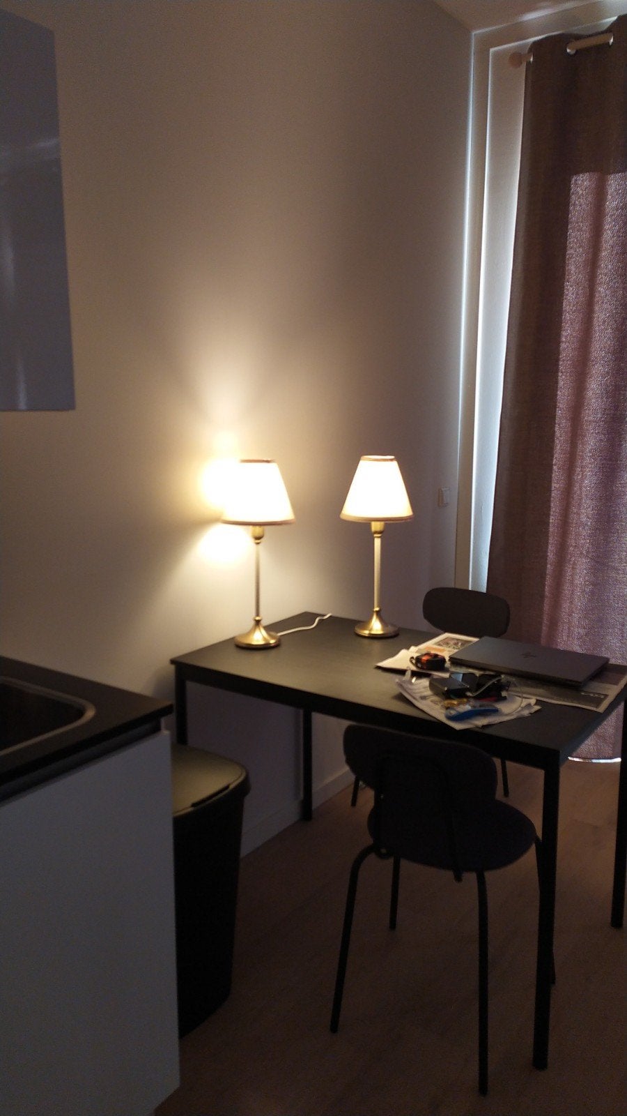 Eettafel met 4 stoelen, 2 lampen, grill en kledingrek, Ophalen of Verzenden