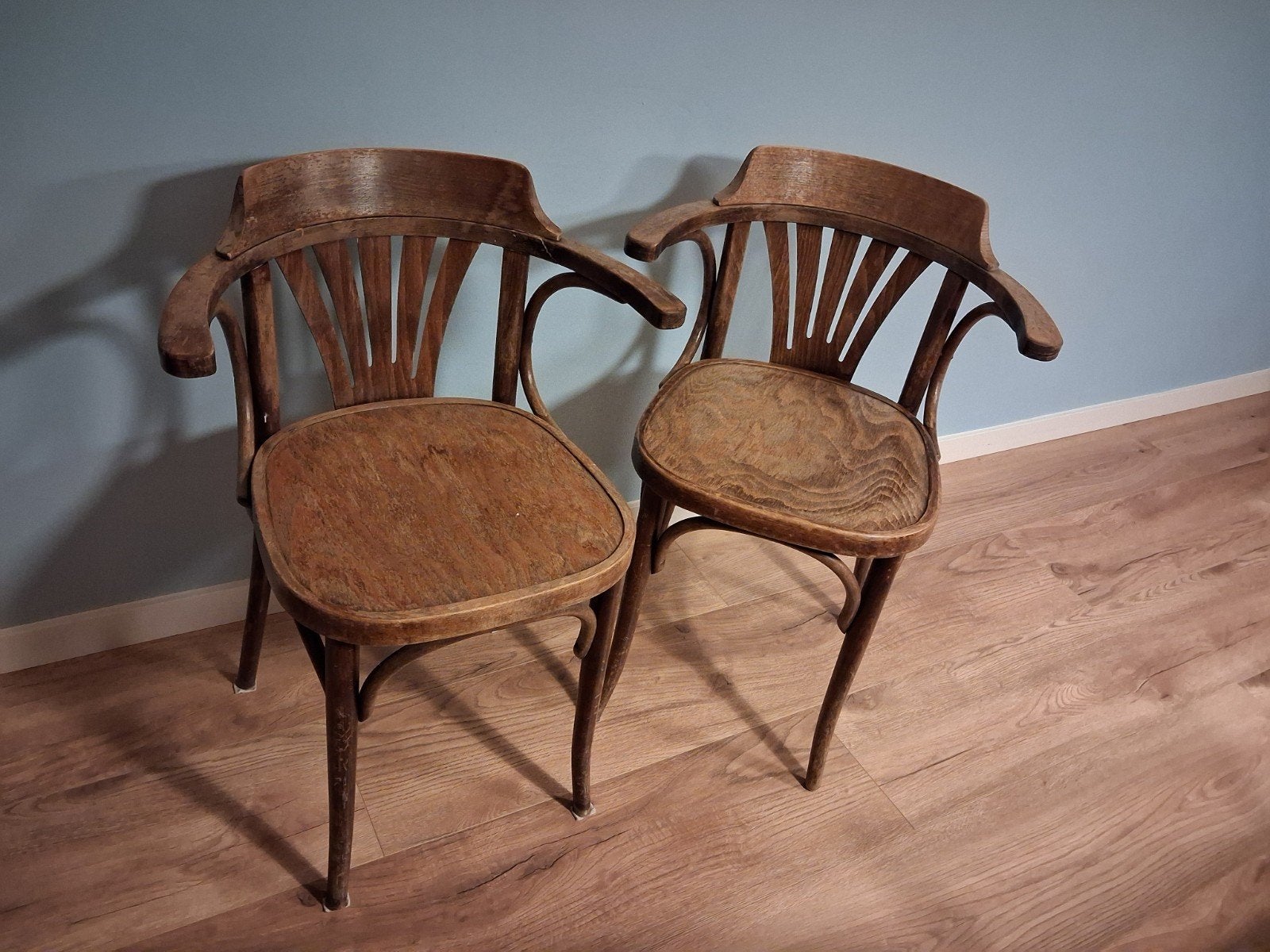 Set van 2 vintage houten stoelen met armleuningen, Ophalen